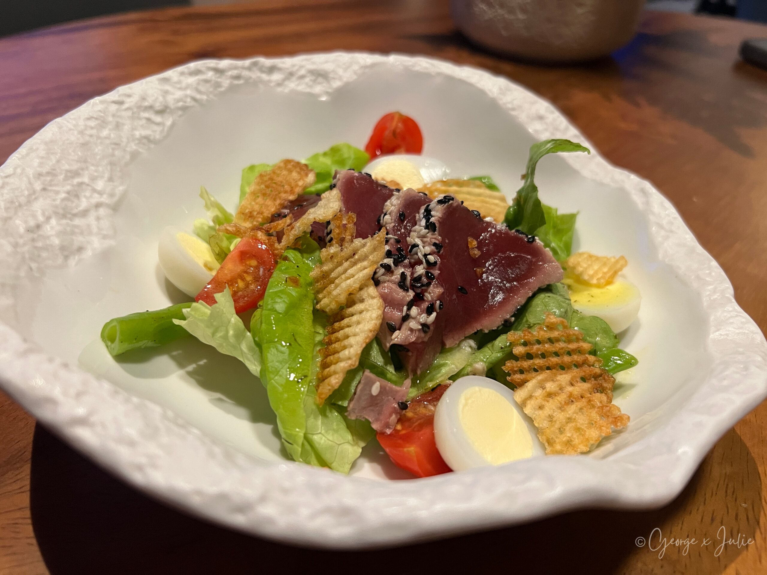 French Riviera Salad，生鮪魚片鋪滿生菜、番茄、水煮蛋與洋芋片