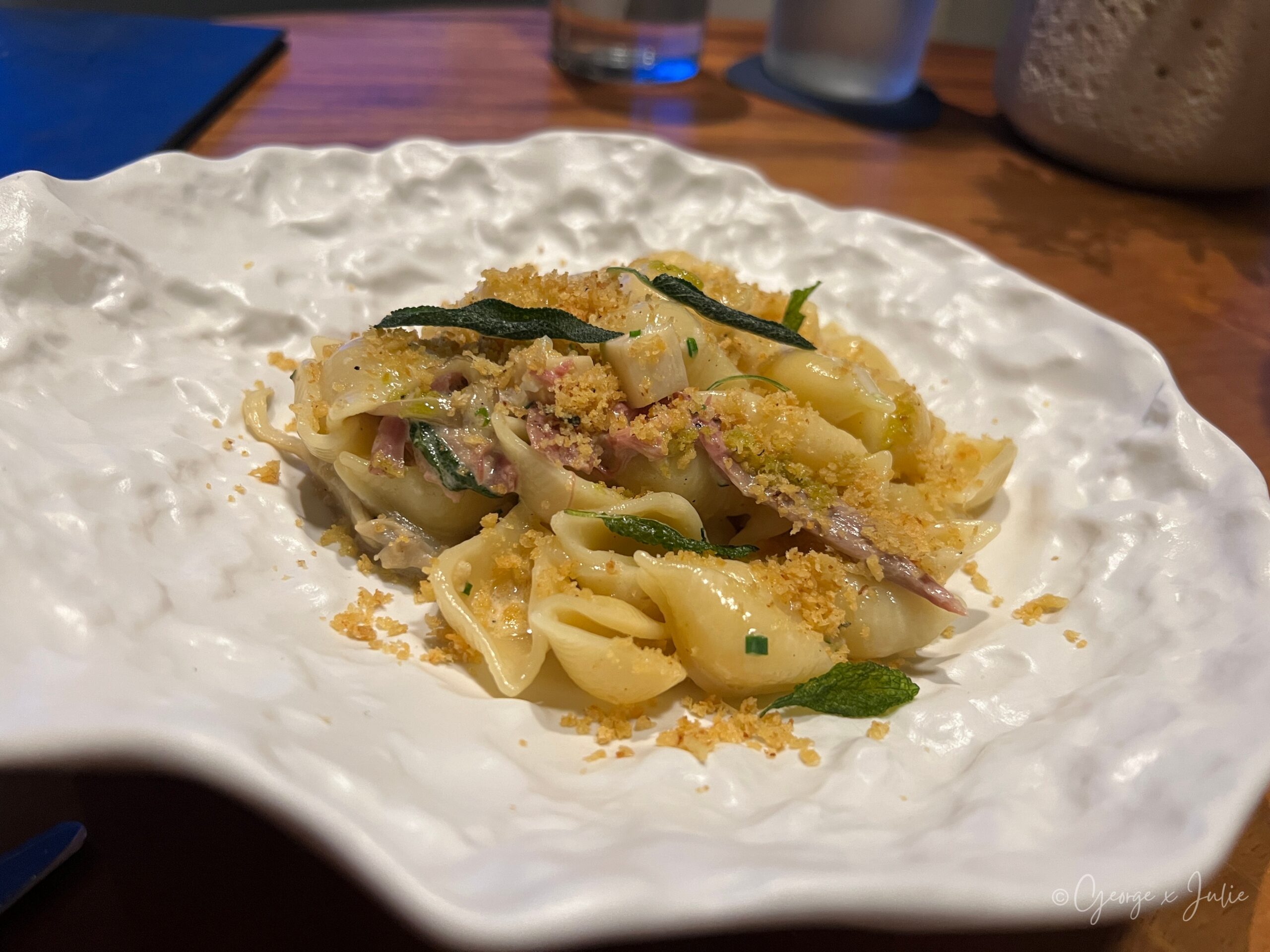 Shell Pasta貝殼麵，佐鴨肉、蘑菇奶油醬與麵包屑