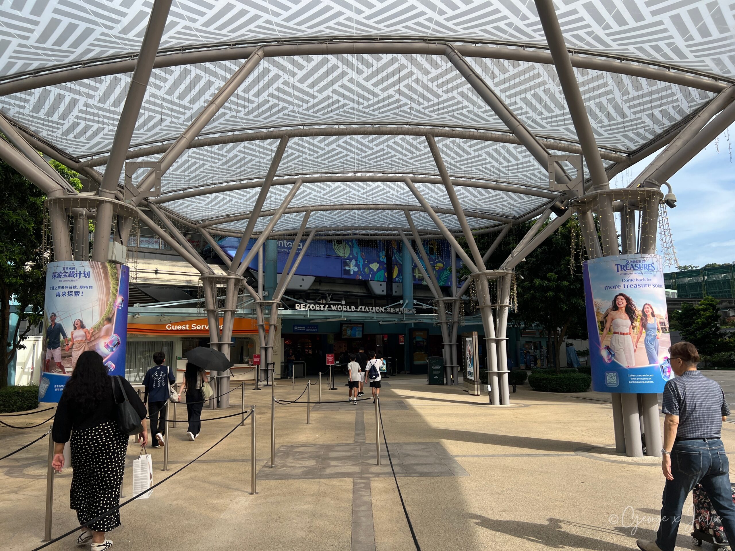 Resorts World Station 入口，從纜車轉 Sentosa Express 輕軌，一站就到
