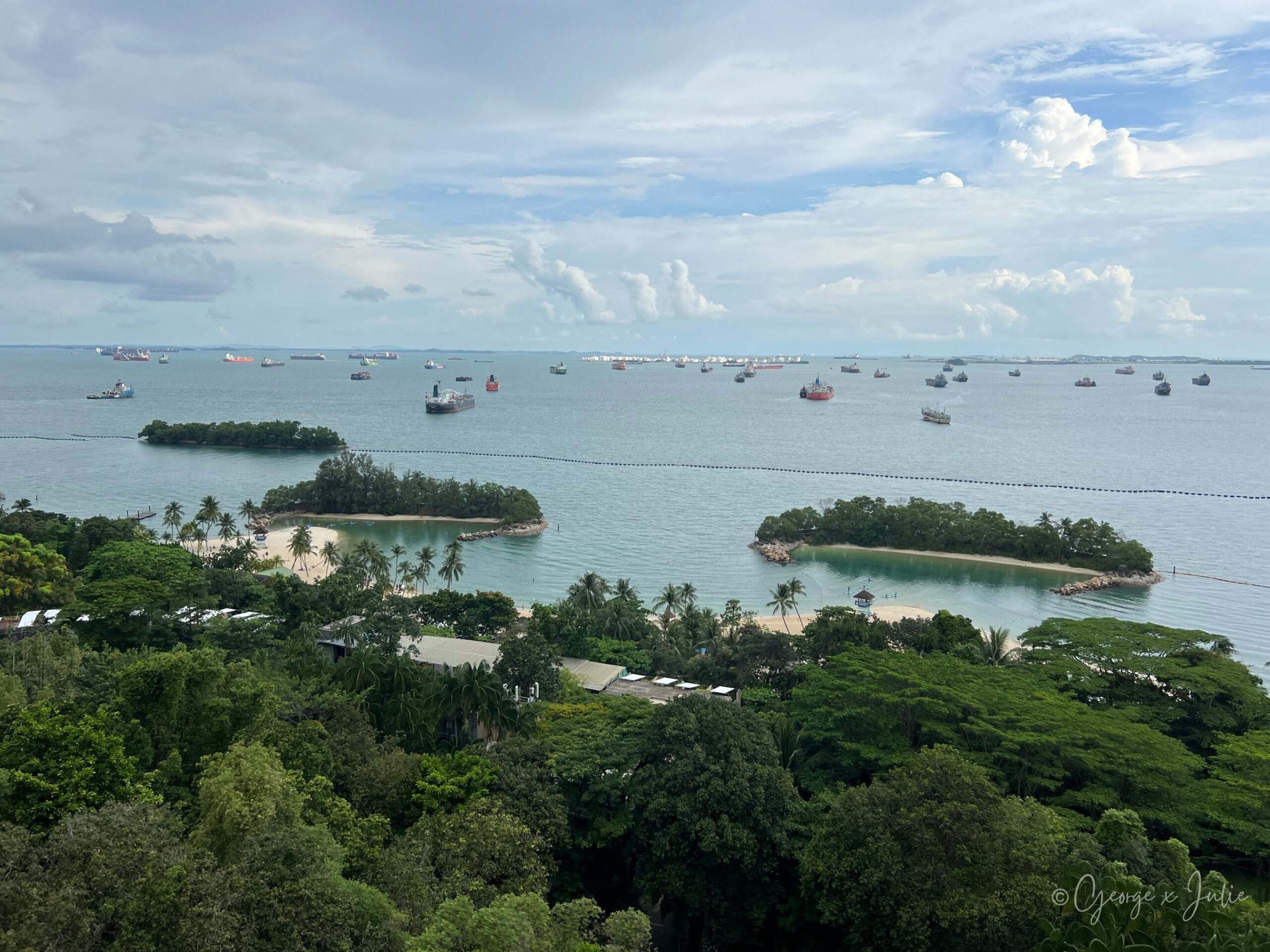 視野往遠處拉，整個聖淘沙海灣和停靠在外海的大貨輪都收進來了