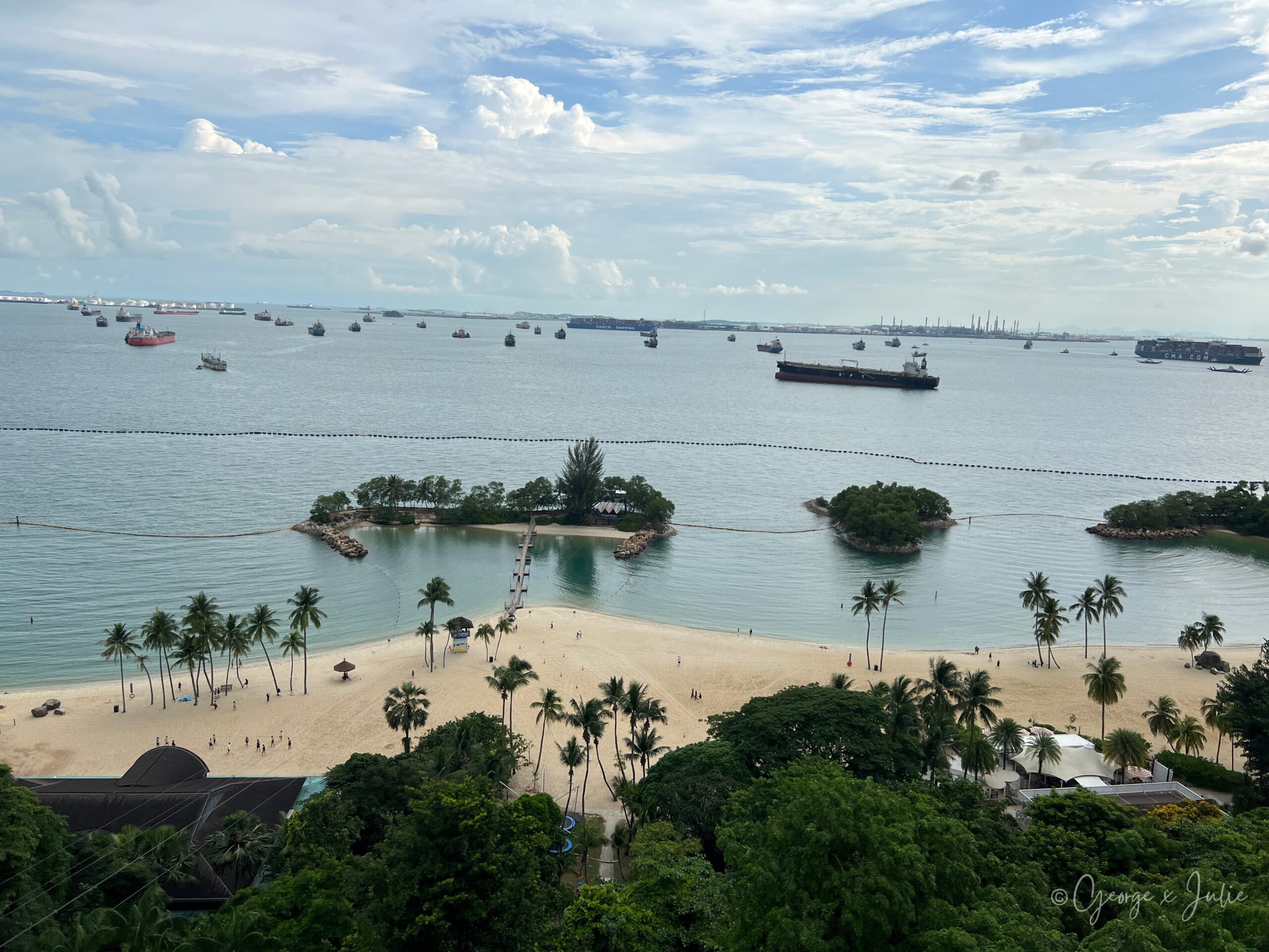 Siloso Beach 和外海的小島，椰子樹從上面看像一顆顆綠色蘑菇