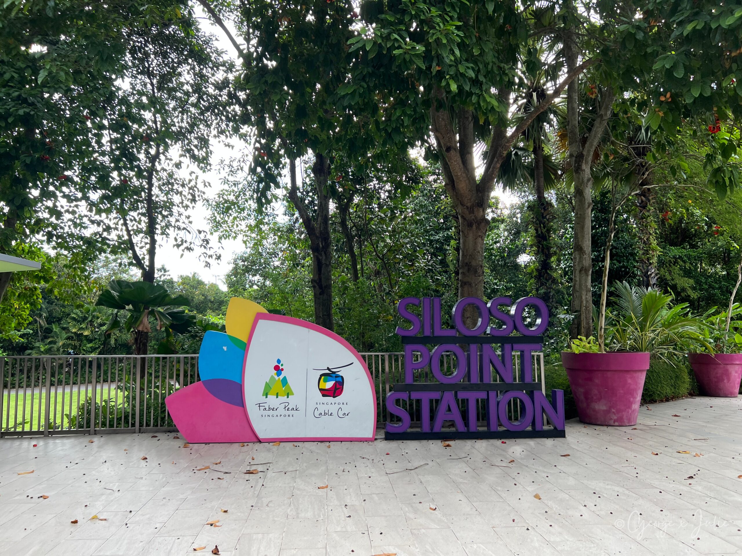 新加坡纜車 Siloso Point Station 站，一走出飯店就看到紫色大招牌，Jensen 停下腳步，眼神就沒離開過