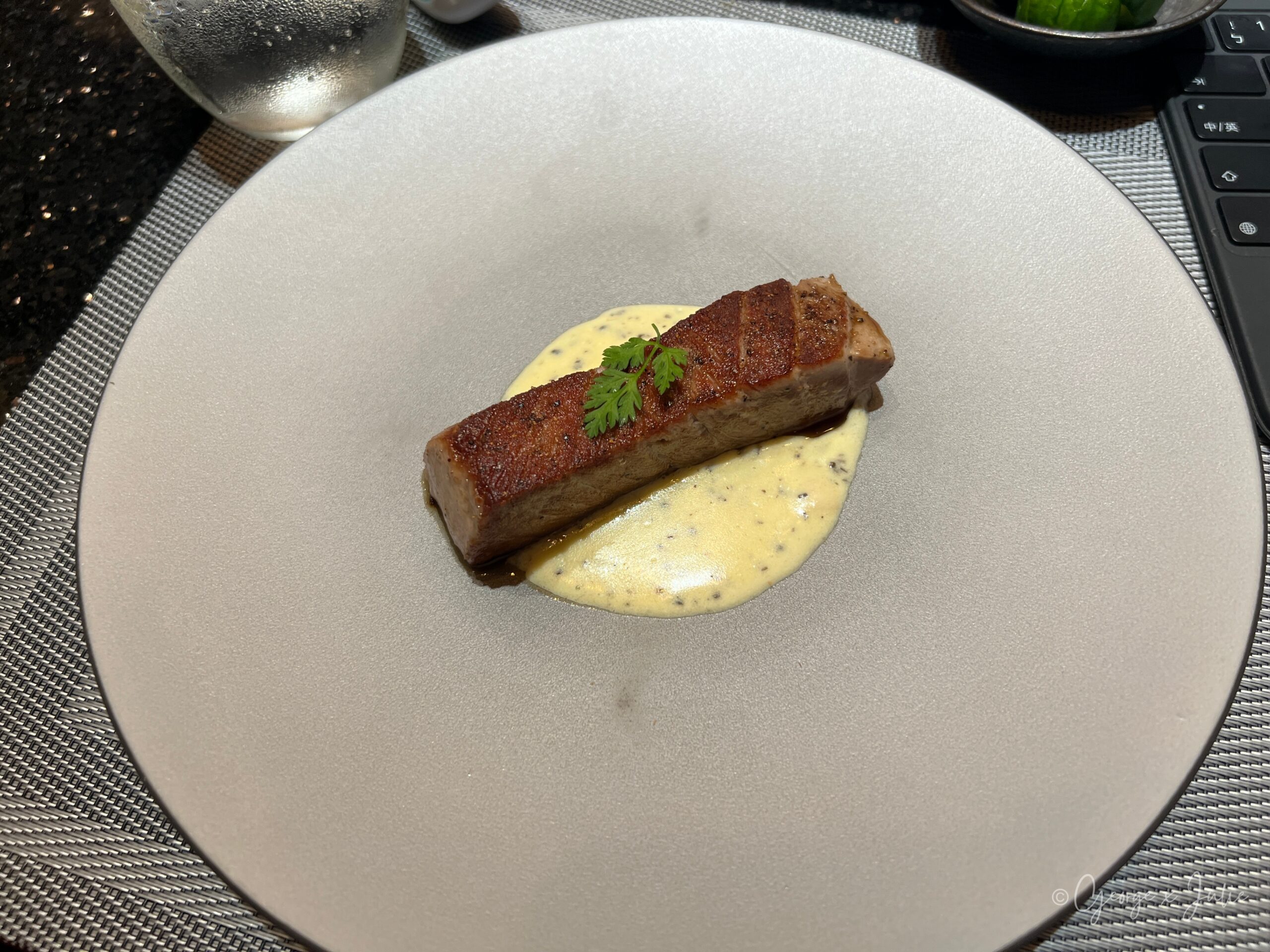 東港鮪魚中腹炙燒，淋松露白醬