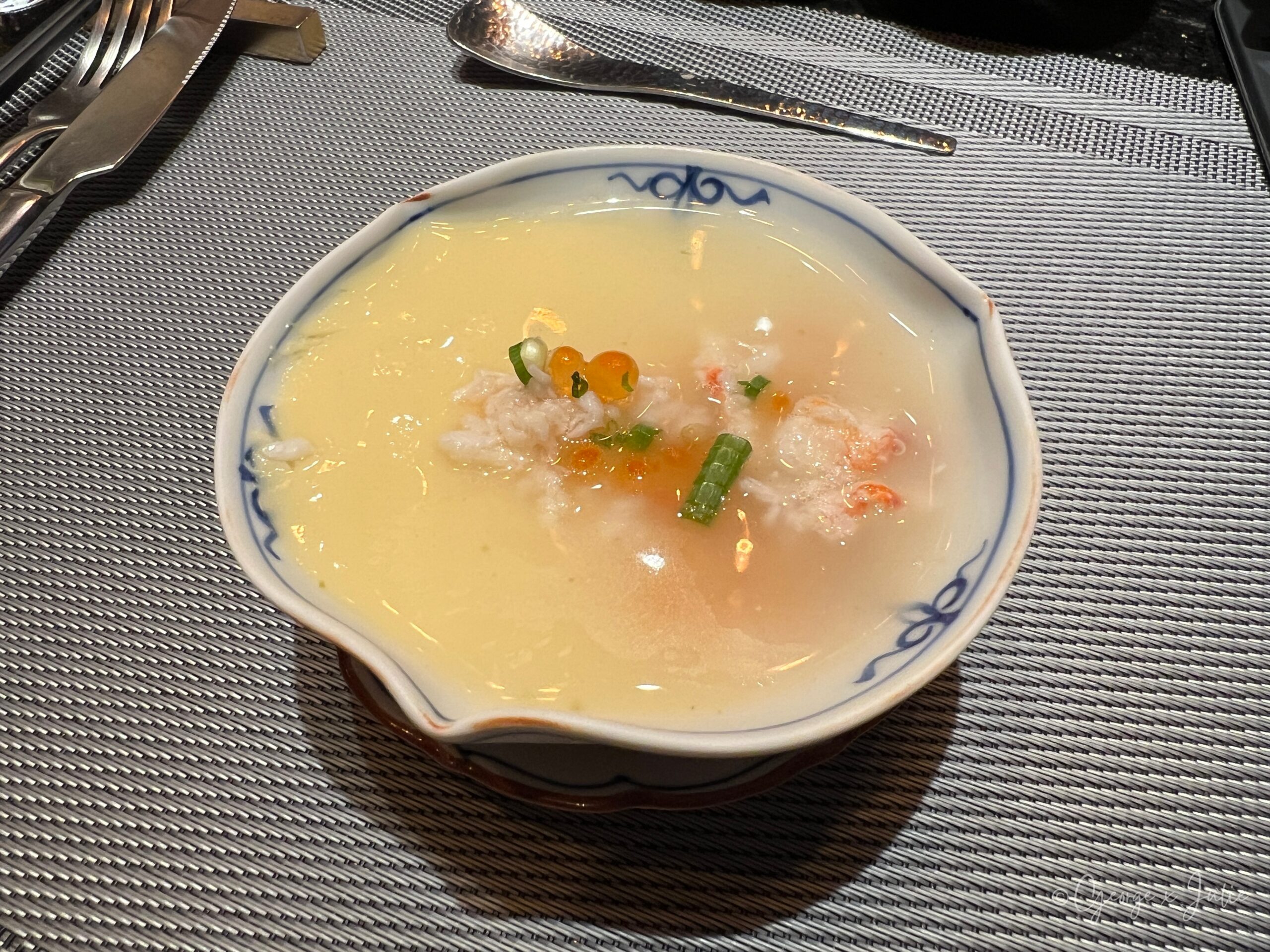 雪場蟹肉蒸蛋，蟹肉鋪在蒸蛋上