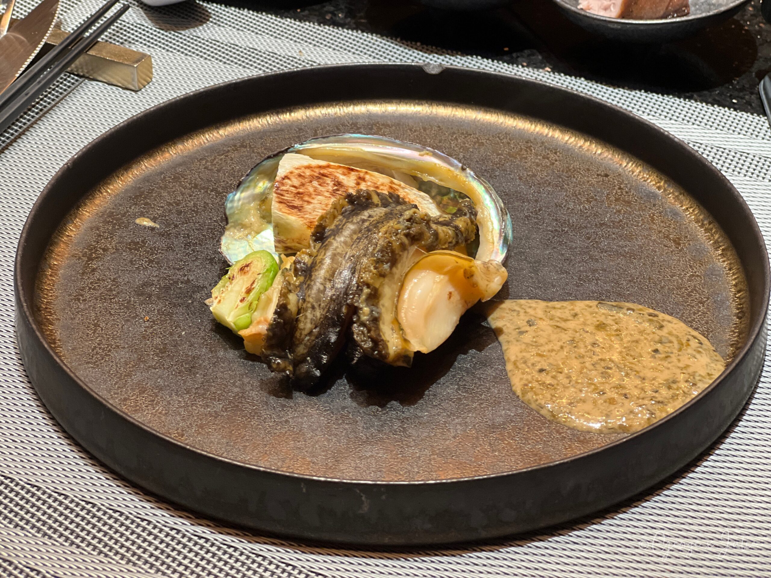 鐵板烤鮑魚，附抱子甘藍、杏鮑菇與昆布海苔醬