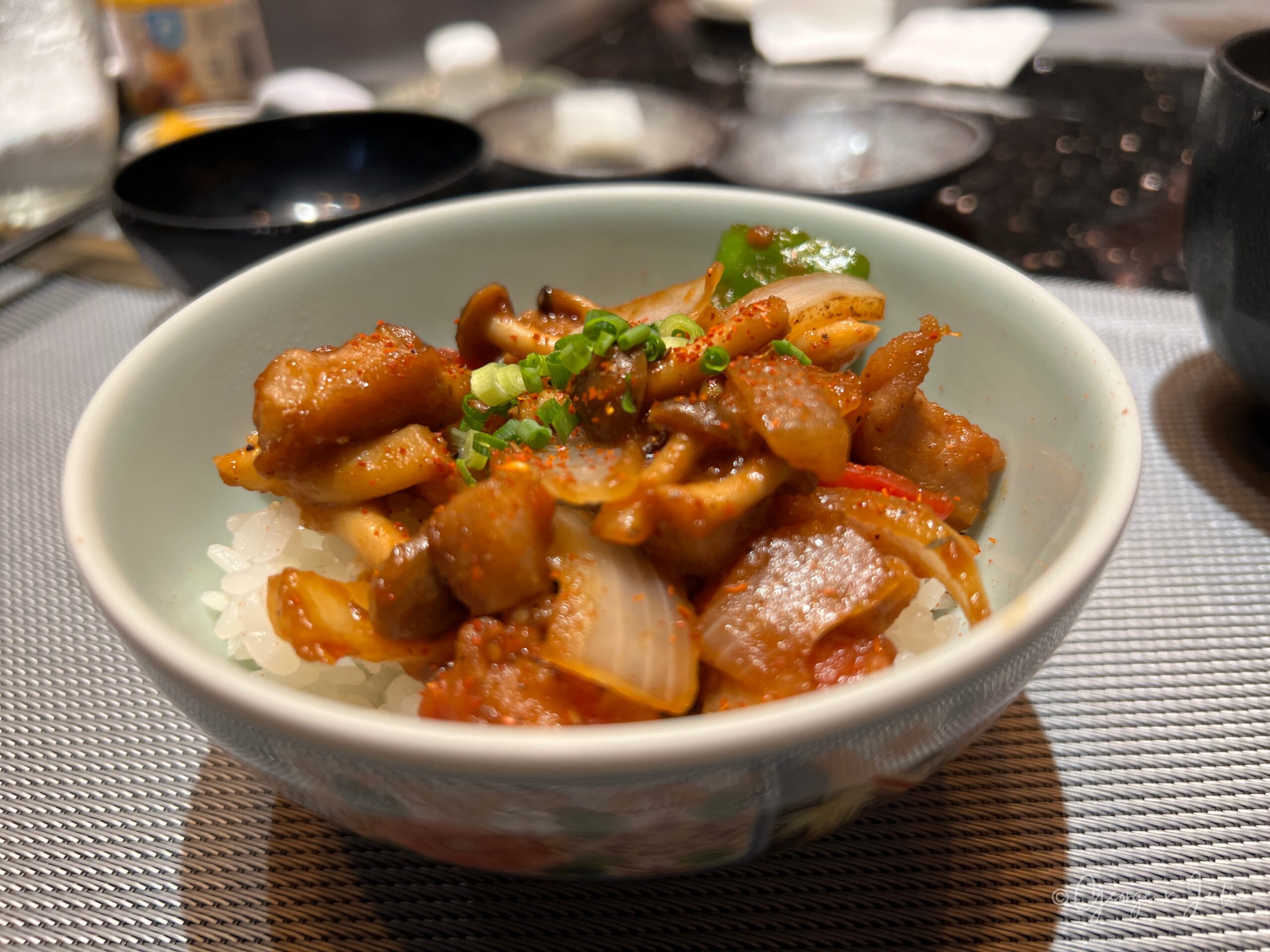 燒肉飯，豬肉洋蔥鴻喜菇青椒丼，撒蔥花與七味