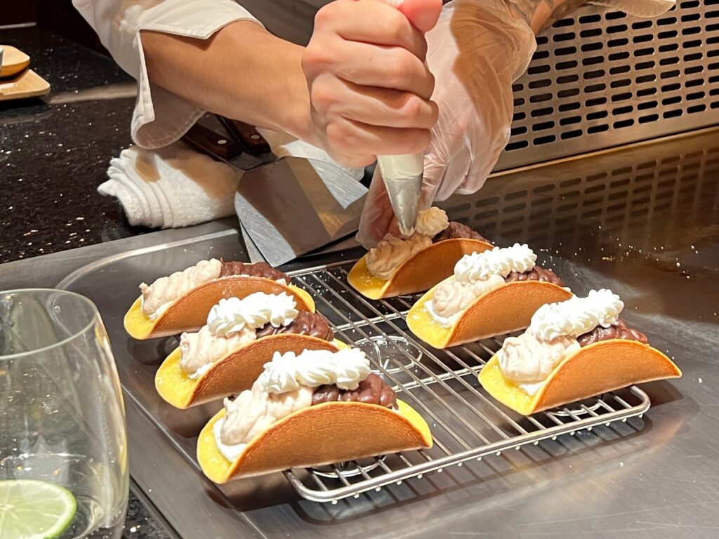 師傅在銅鑼燒餅皮上擠鮮奶油