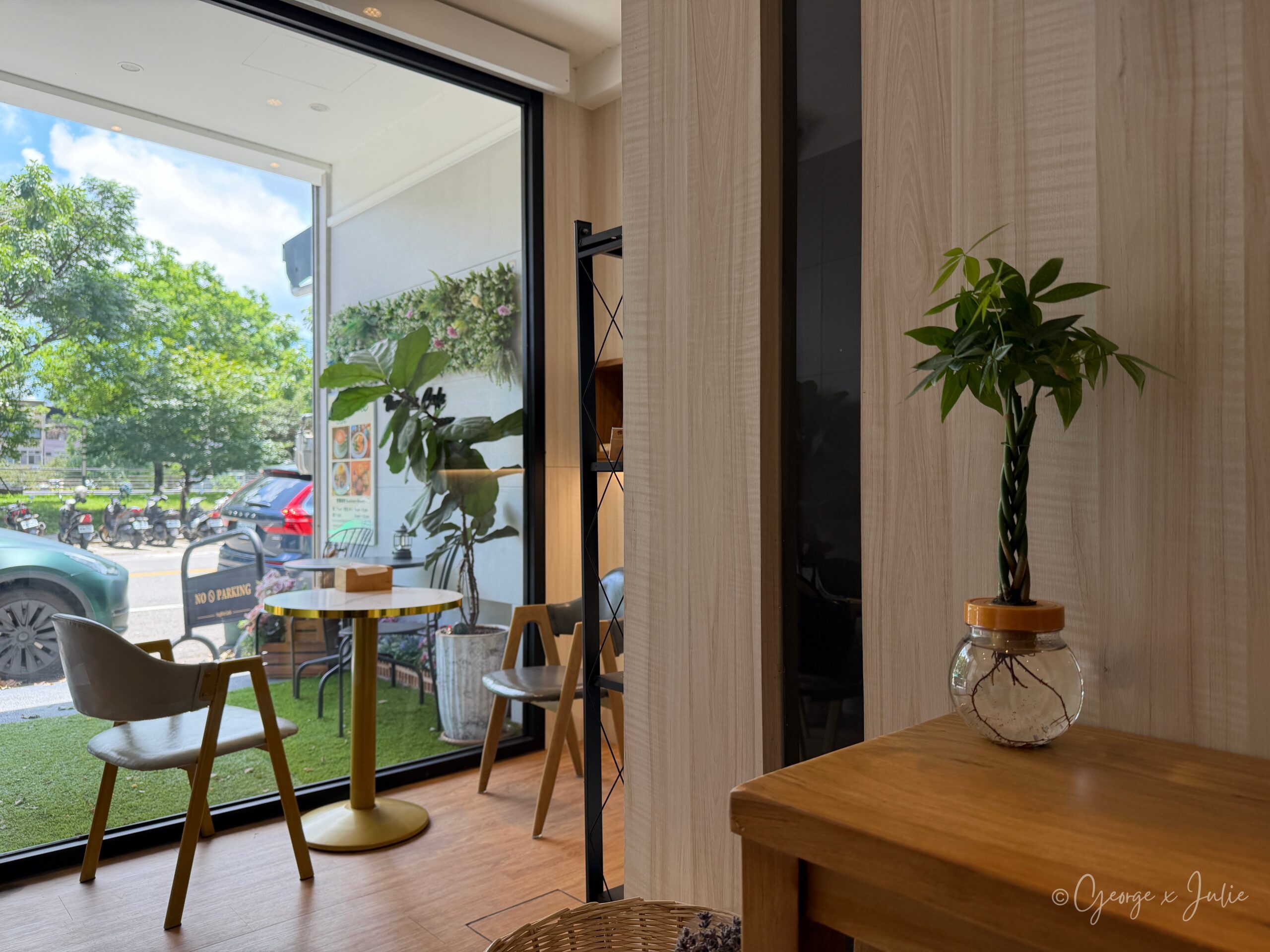 VegBite cafe 薇麥蔬食咖啡 中壢蔬食咖啡廳 靠窗座位與街景