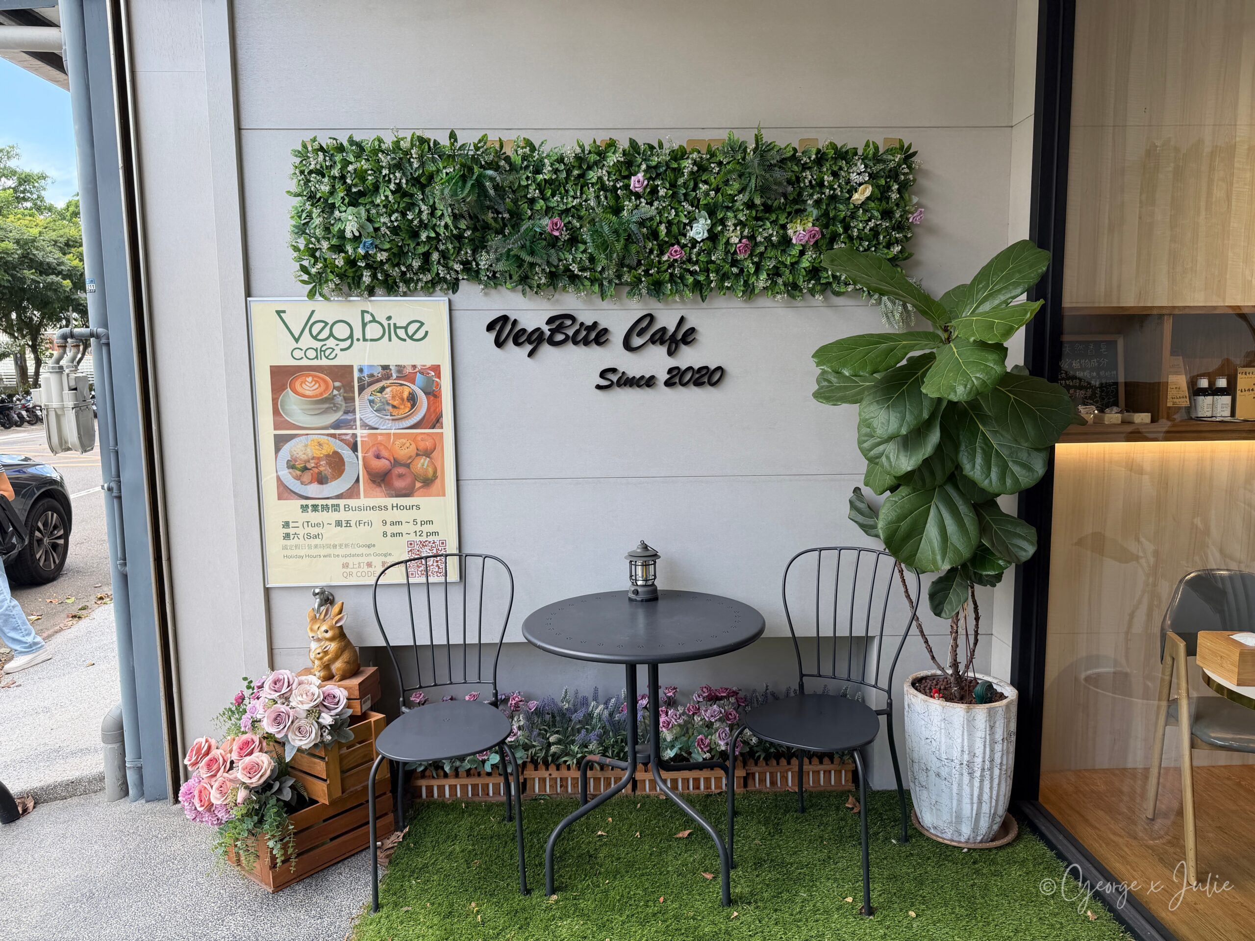 VegBite cafe 薇麥蔬食咖啡 中壢蔬食咖啡廳 店門口戶外座位
