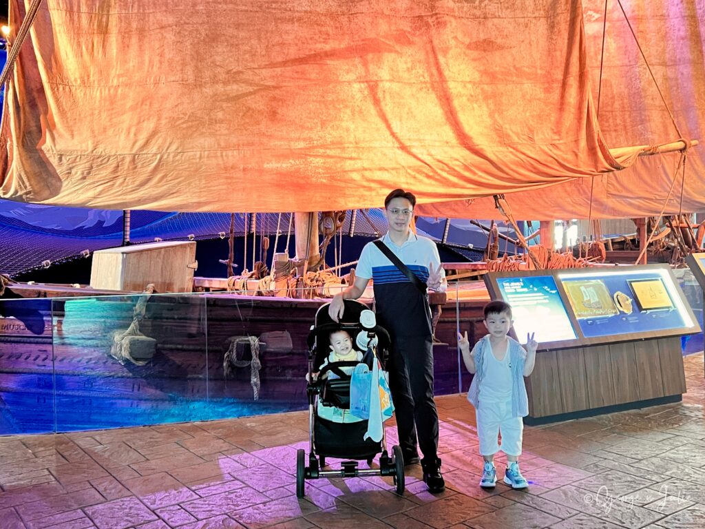 George、Julie與孩子們站在Jewel of Muscat古船模型前合照