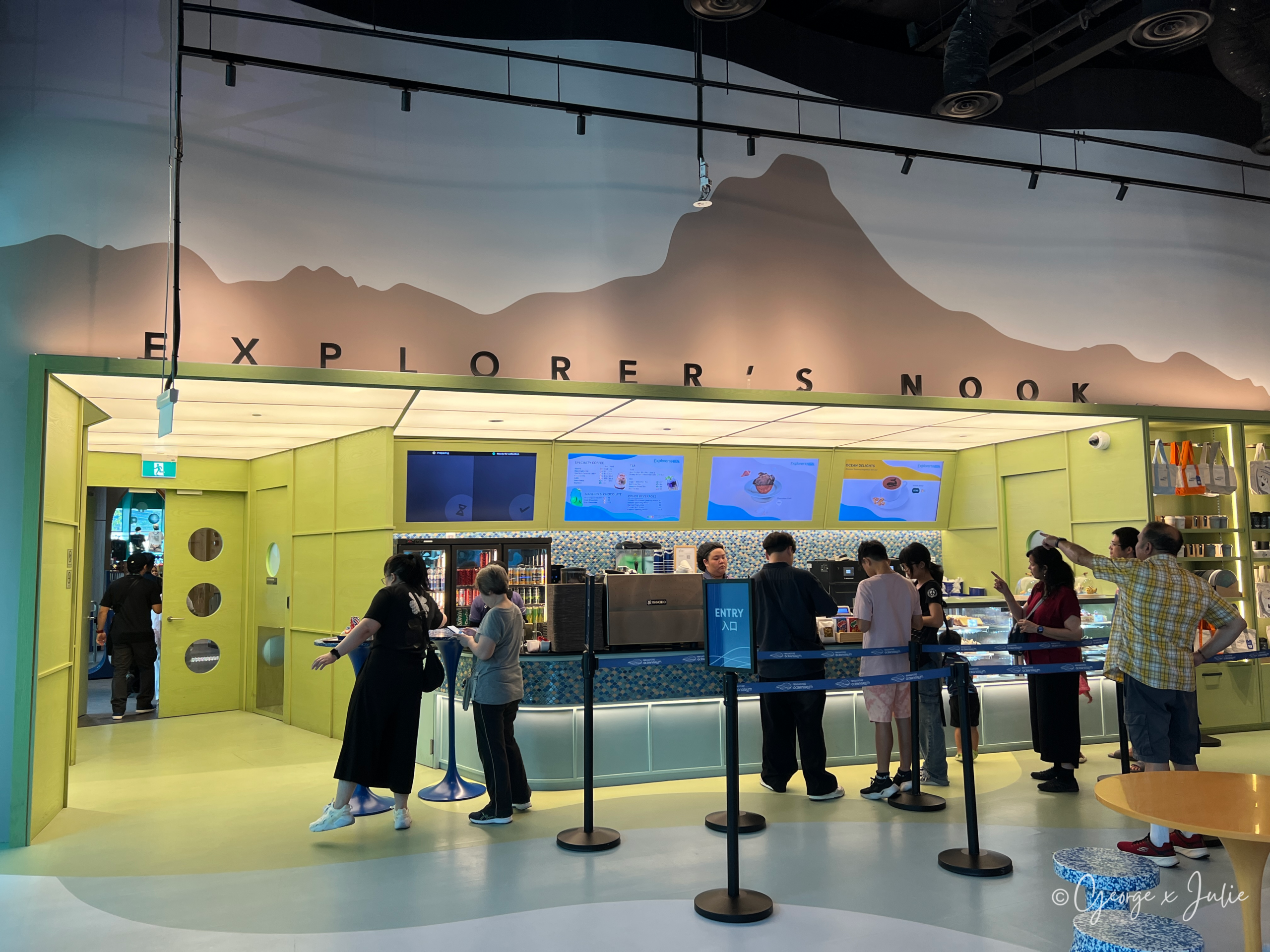 Explorer's Nook店面，遊客們在櫃檯前排隊點餐