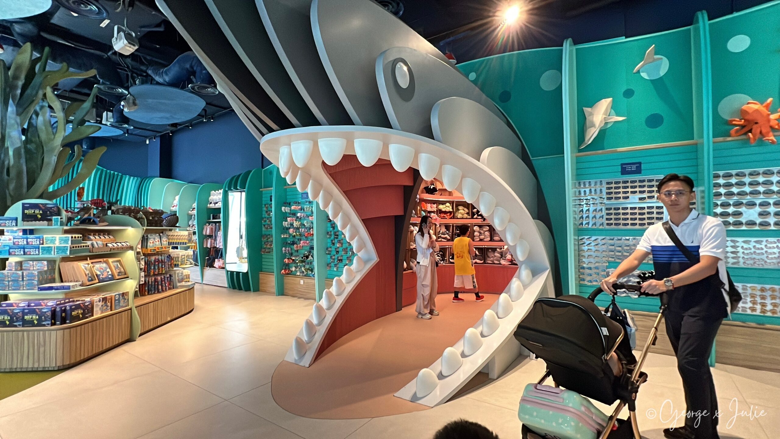 紀念品店入口做成鯊魚張嘴的造型，白色牙齒圍成拱門