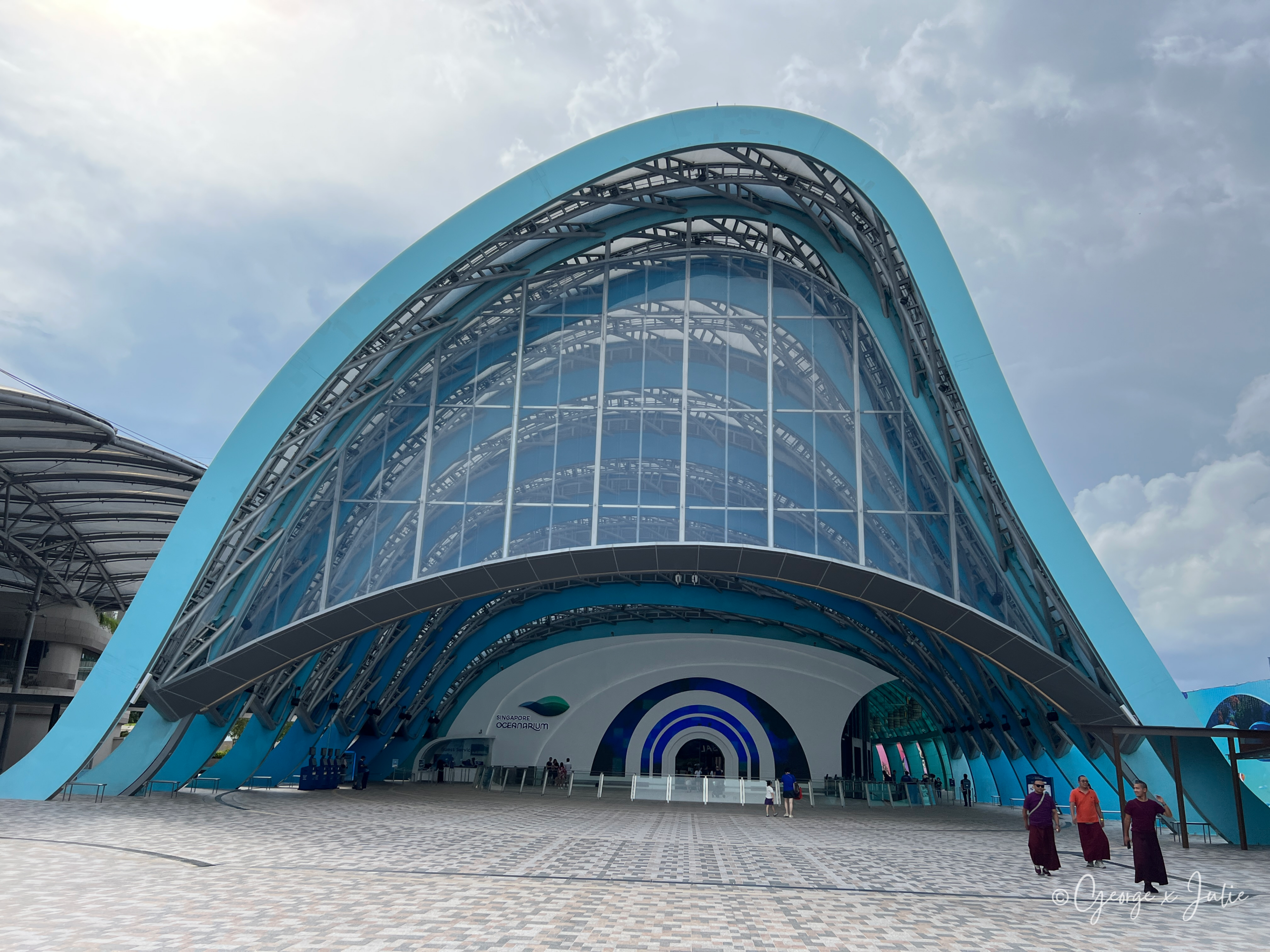 新加坡海洋館外觀，藍白相間的貝殼造型建築，外頭陽光正烈