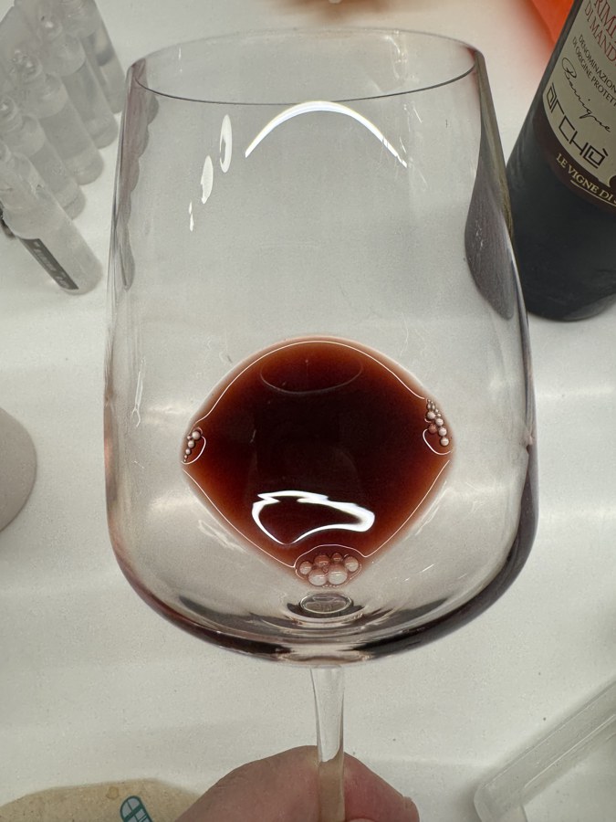 Archè Primitivo di Manduria 杯中中等紅寶石酒色特寫