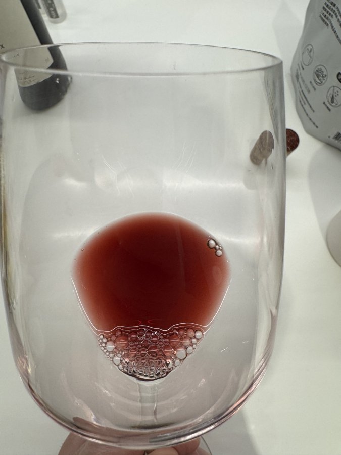 BACCHUS Réserve 2021 杯中酒色，偏茶褐色