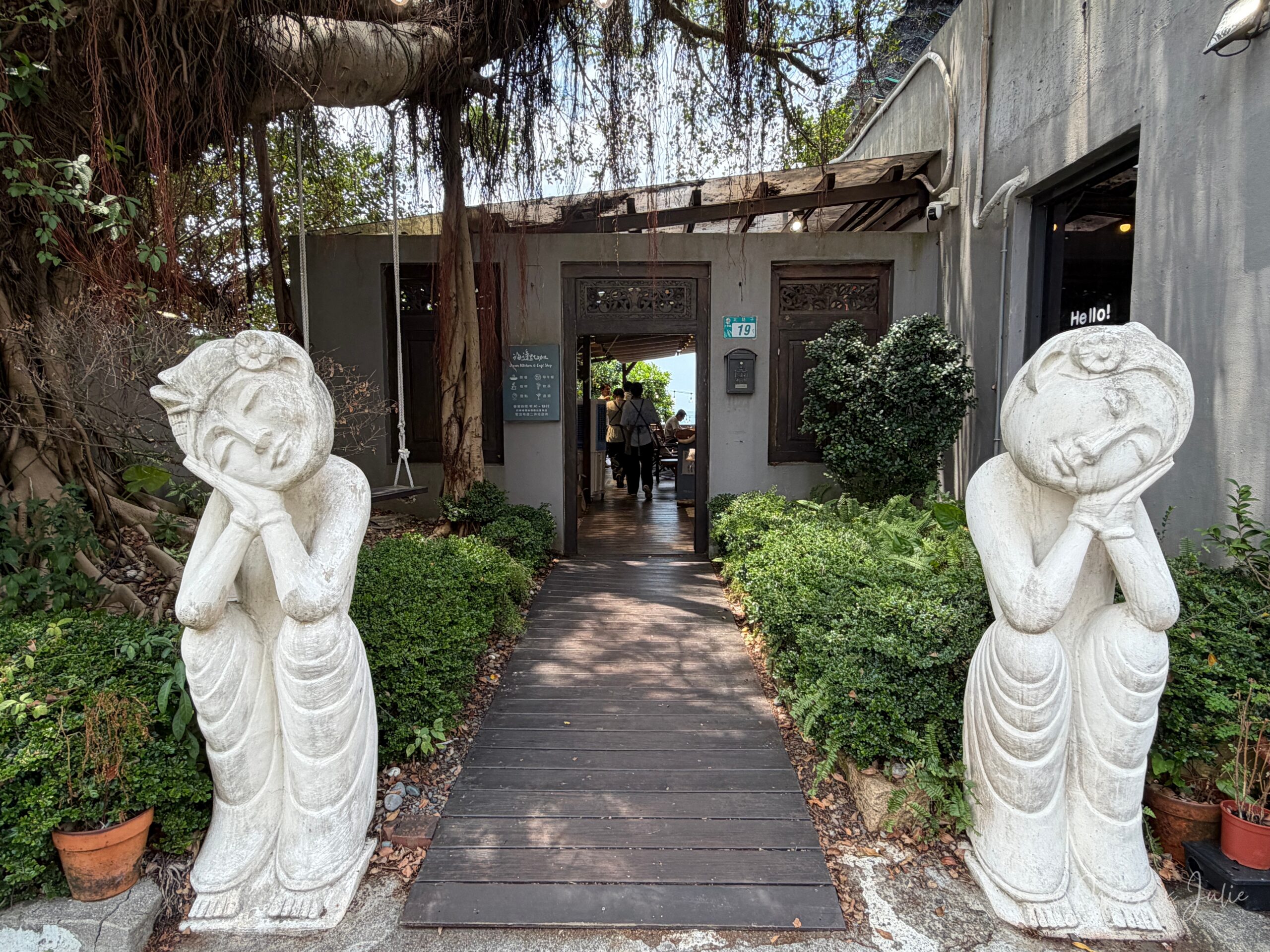 【新北三芝美食】海邊灶咖|北海岸看海咖啡廳推薦,淡江大橋、芝蘭公園親子早午餐 4 海邊灶咖 三芝海景咖啡廳 入口木棧步道與兩尊白色人偶石像
