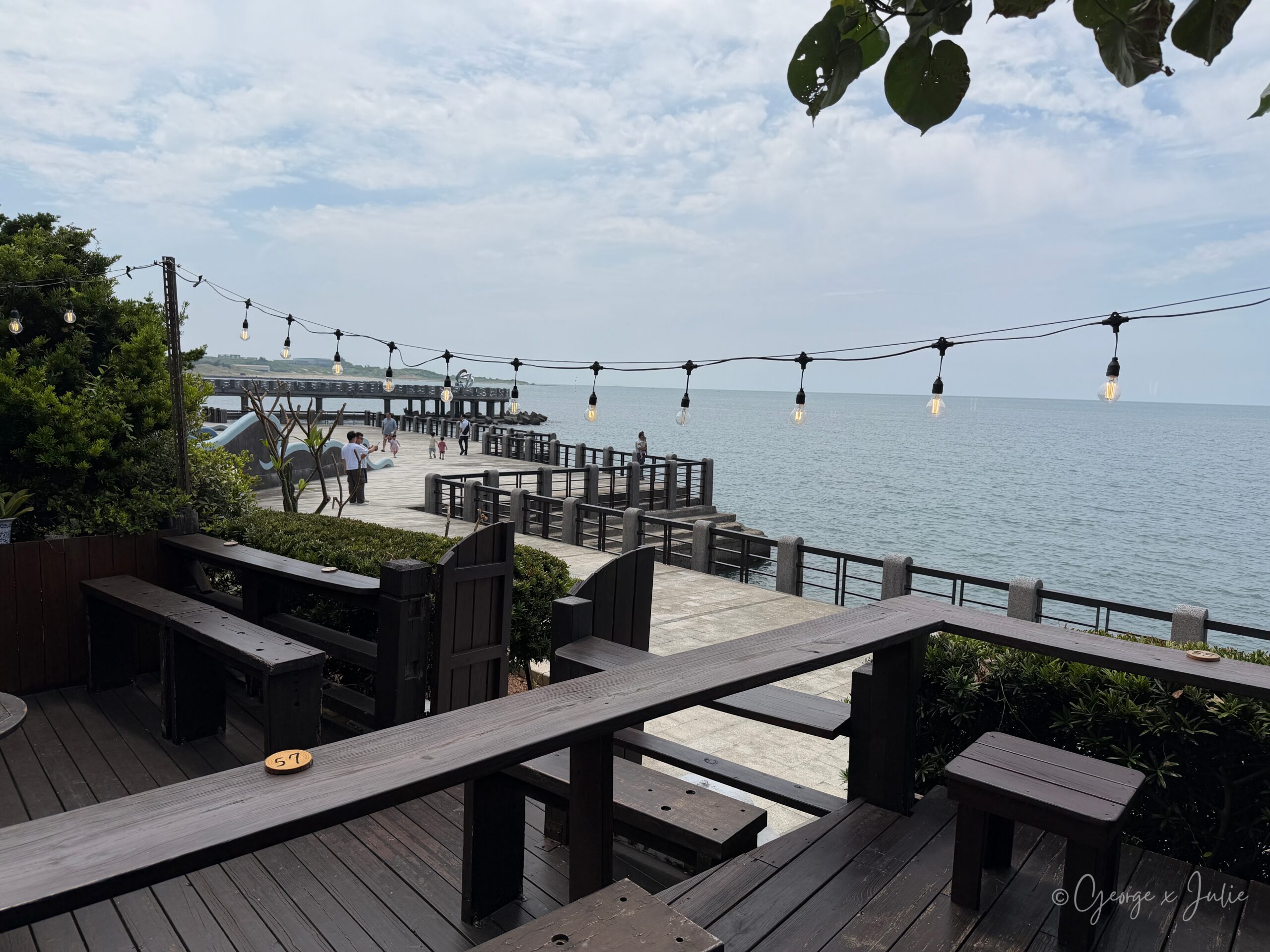 【新北三芝美食】海邊灶咖|北海岸看海咖啡廳推薦,淡江大橋、芝蘭公園親子早午餐 13 海邊灶咖 三芝海景咖啡廳 戶外座位遠眺芝蘭公園海上觀景步道