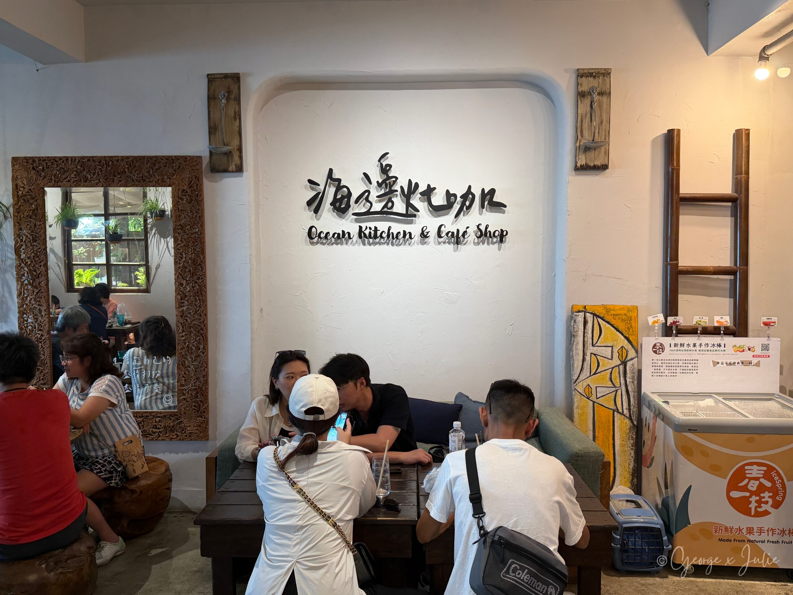 【新北三芝美食】海邊灶咖|北海岸看海咖啡廳推薦,淡江大橋、芝蘭公園親子早午餐 15 海邊灶咖 三芝海景咖啡廳 室內用餐區沙發座位與招牌字樣