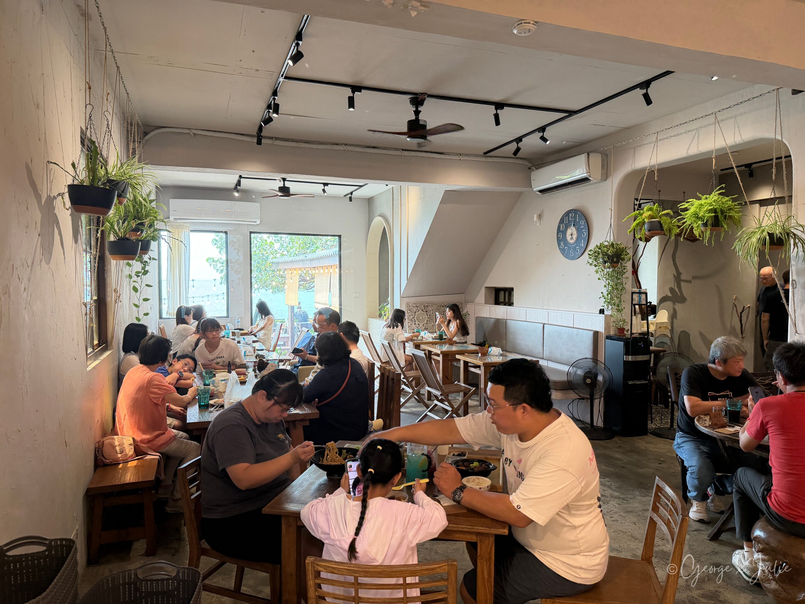 【新北三芝美食】海邊灶咖|北海岸看海咖啡廳推薦,淡江大橋、芝蘭公園親子早午餐 16 海邊灶咖 三芝海景咖啡廳 室內用餐區拱形門洞與垂吊植栽