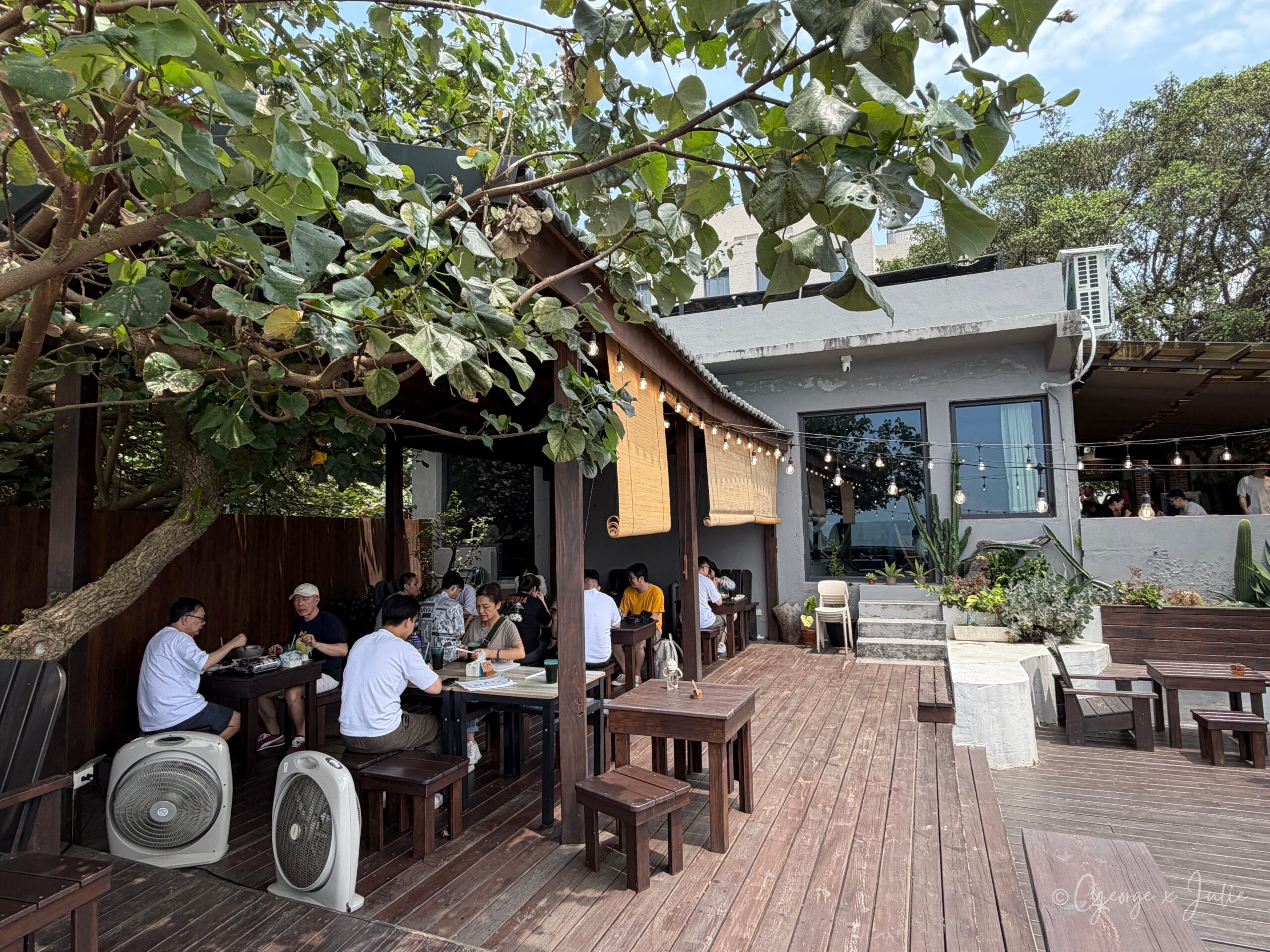 【新北三芝美食】海邊灶咖|北海岸看海咖啡廳推薦,淡江大橋、芝蘭公園親子早午餐 11 海邊灶咖 三芝海景咖啡廳 大樹下的戶外座位與電風扇