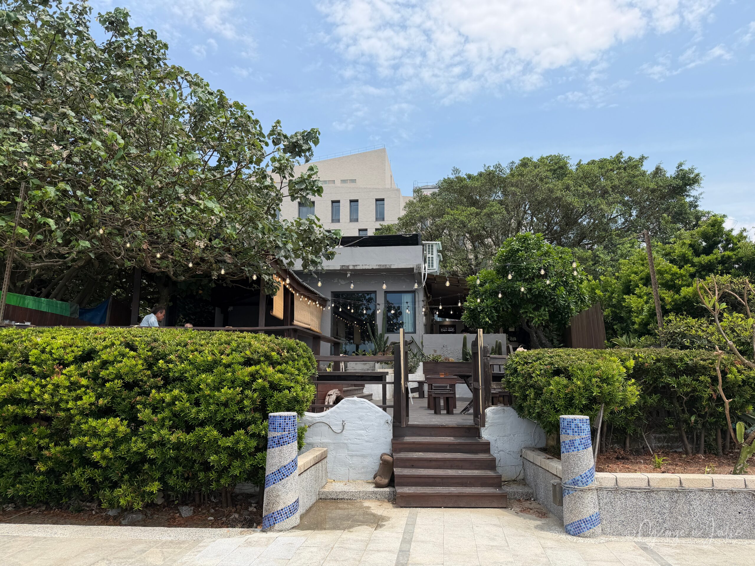【新北三芝美食】海邊灶咖|北海岸看海咖啡廳推薦,淡江大橋、芝蘭公園親子早午餐 14 海邊灶咖 三芝海景咖啡廳 藍白馬賽克磚階梯入口與建築外觀