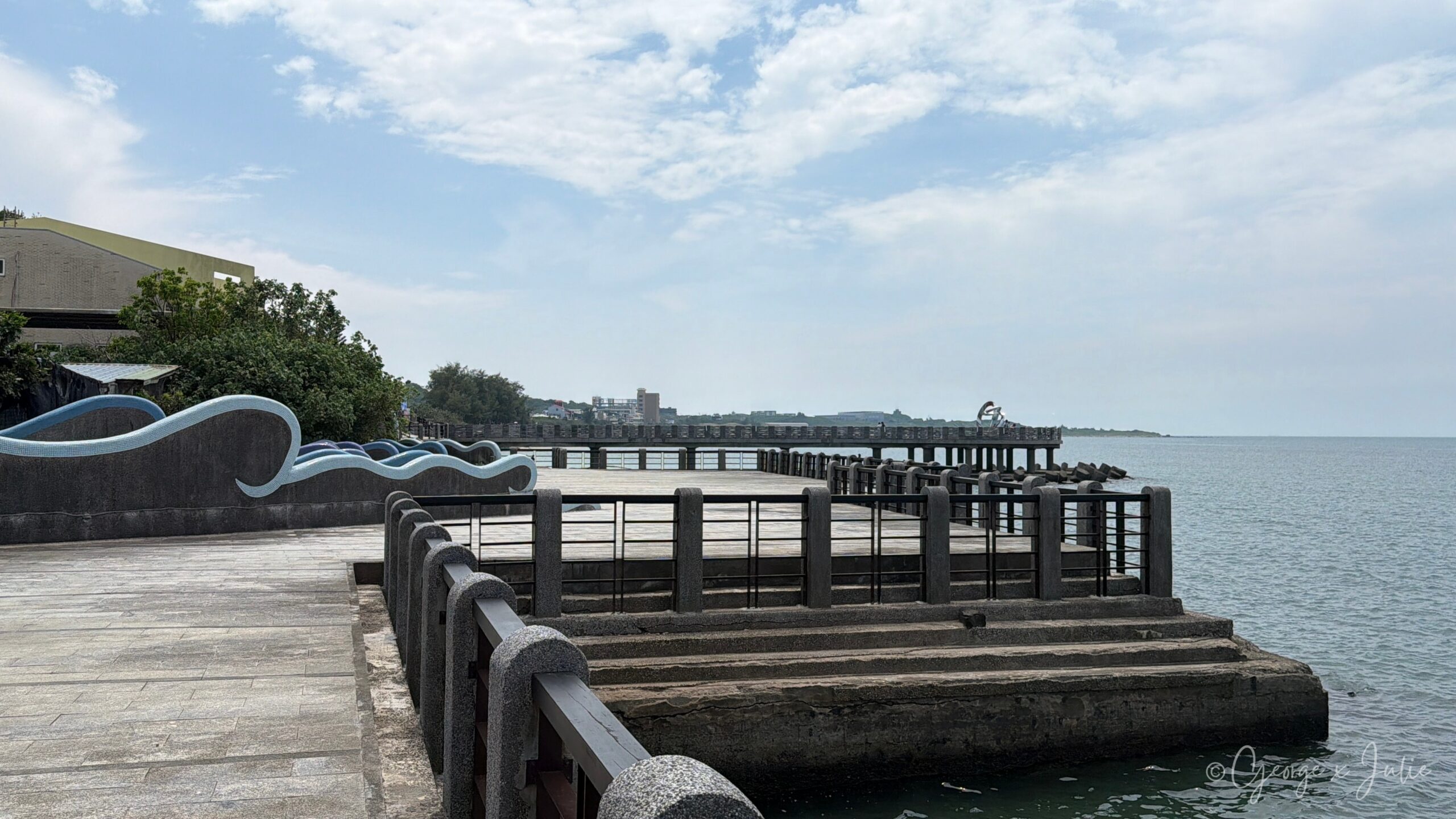 【新北三芝美食】海邊灶咖|北海岸看海咖啡廳推薦,淡江大橋、芝蘭公園親子早午餐 42 海邊灶咖 三芝海景咖啡廳 海堤白色波浪造型裝置牆與遠方海上平台