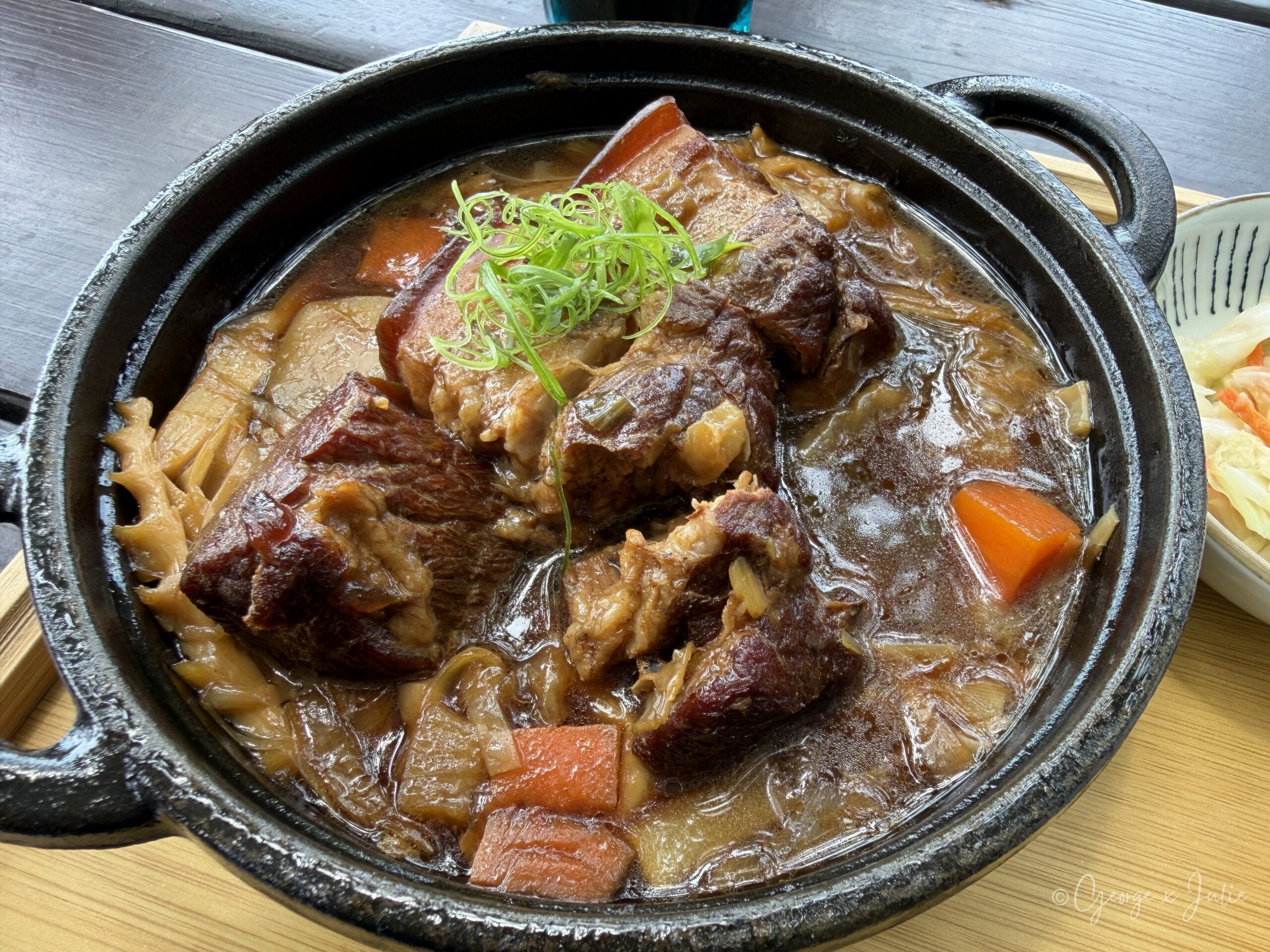 【新北三芝美食】海邊灶咖|北海岸看海咖啡廳推薦,淡江大橋、芝蘭公園親子早午餐 26 海邊灶咖 三芝海景咖啡廳 阿嬤味焢肉飯套餐特寫 焢肉與紅蘿蔔