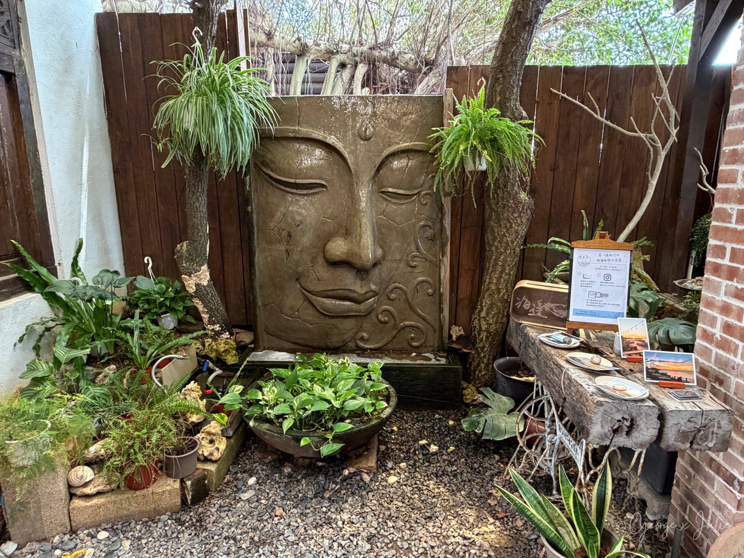 【新北三芝美食】海邊灶咖|北海岸看海咖啡廳推薦,淡江大橋、芝蘭公園親子早午餐 7 海邊灶咖 三芝海景咖啡廳 庭園角落雕刻人臉裝飾牆