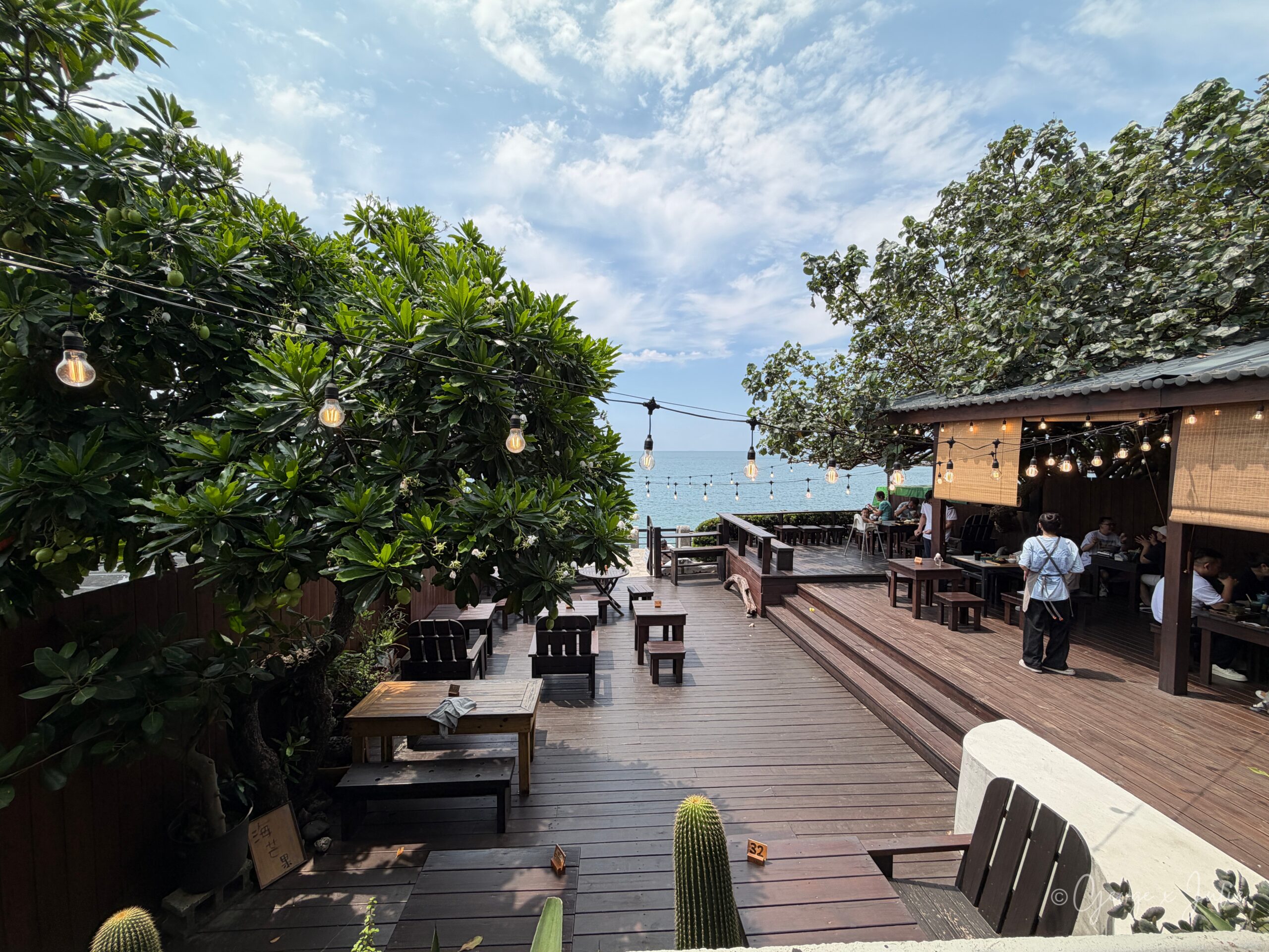 【新北三芝美食】海邊灶咖|北海岸看海咖啡廳推薦,淡江大橋、芝蘭公園親子早午餐 1 海邊灶咖 三芝海景咖啡廳 戶外用餐區全景 燈串與海景