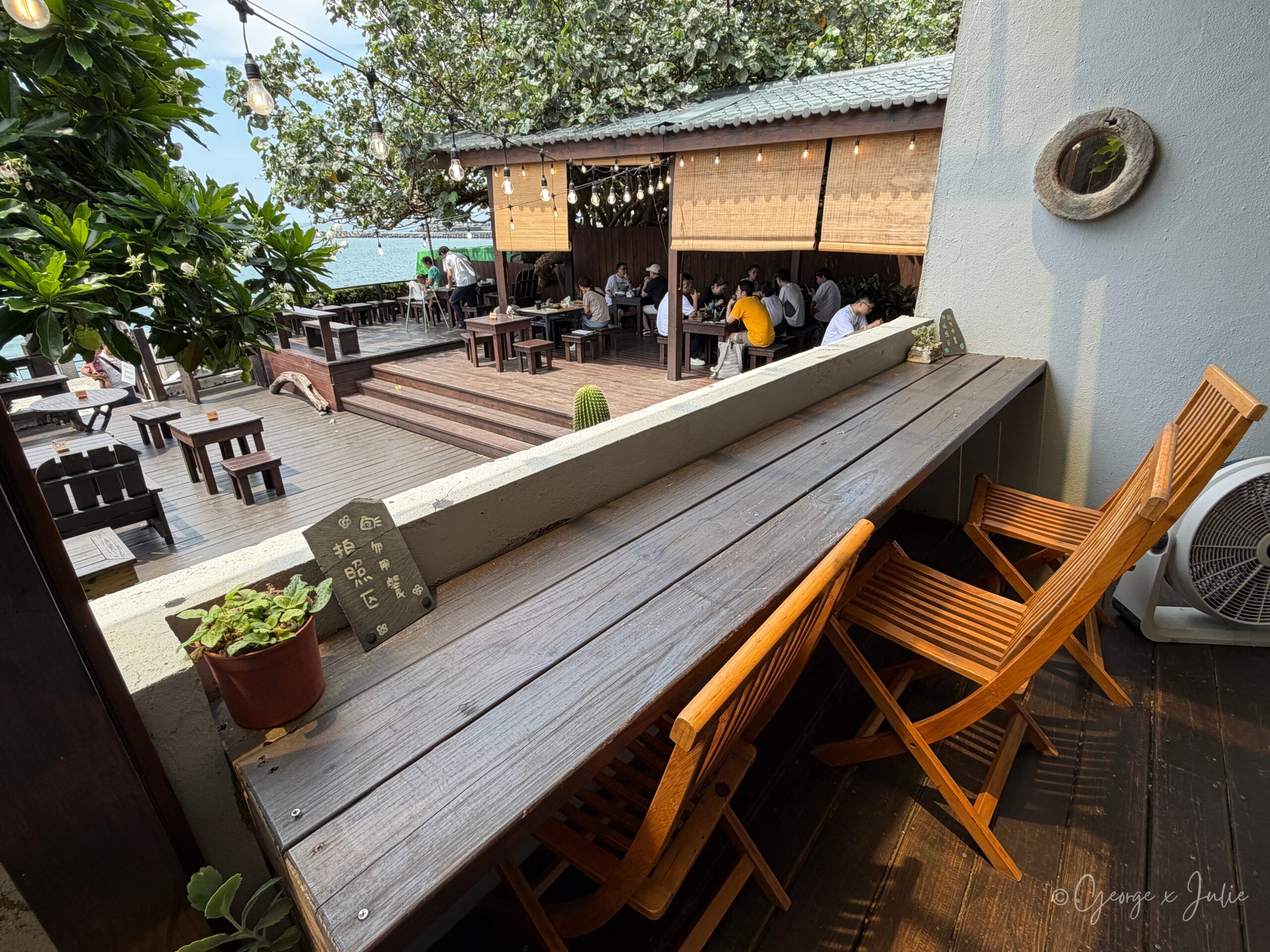 【新北三芝美食】海邊灶咖|北海岸看海咖啡廳推薦,淡江大橋、芝蘭公園親子早午餐 10 海邊灶咖 三芝海景咖啡廳 靠海側吧台座位