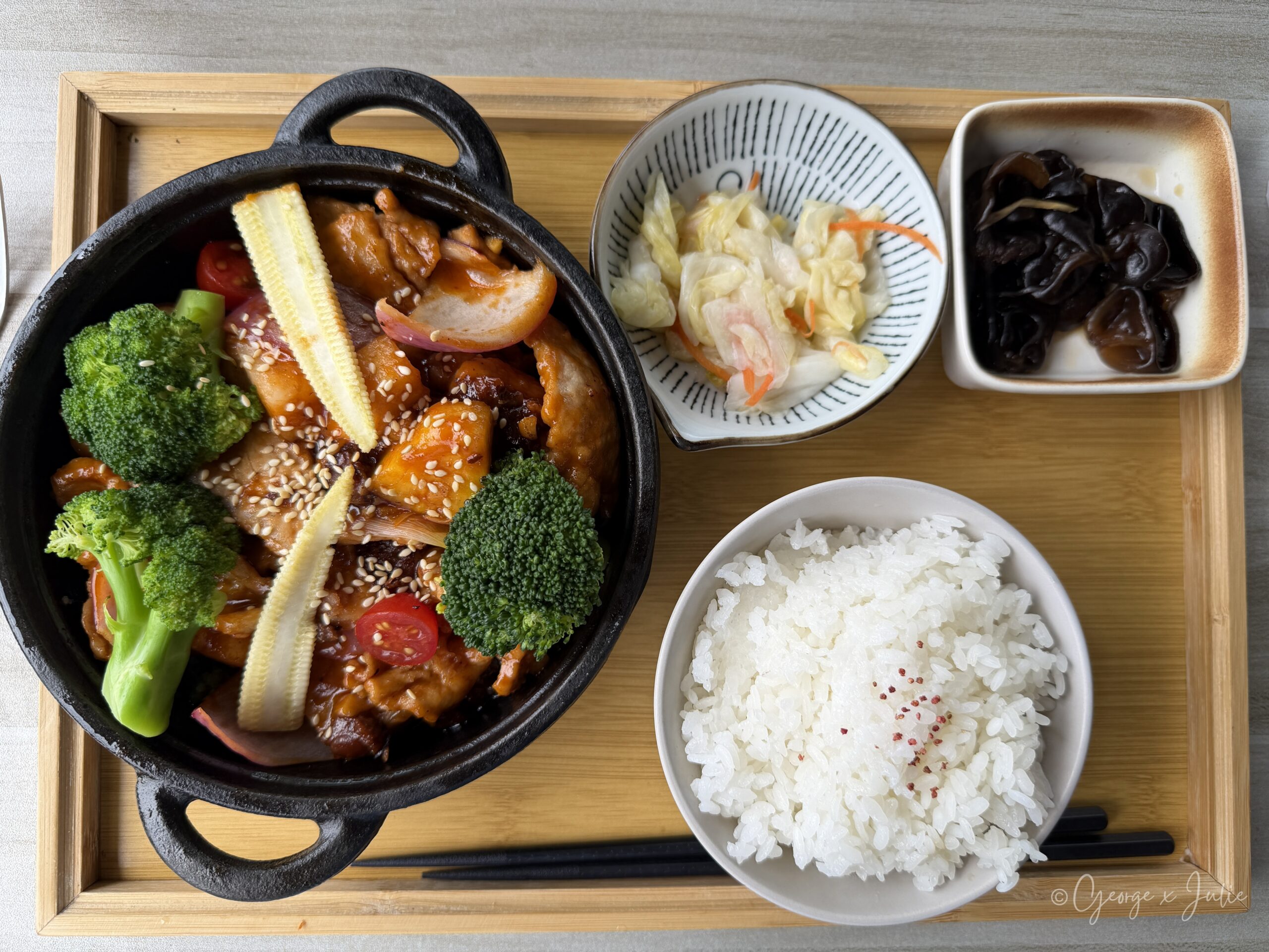 【新北三芝美食】海邊灶咖|北海岸看海咖啡廳推薦,淡江大橋、芝蘭公園親子早午餐 29 海邊灶咖 三芝海景咖啡廳 灶咖糖醋里肌套餐 白芝麻與糖醋醬汁