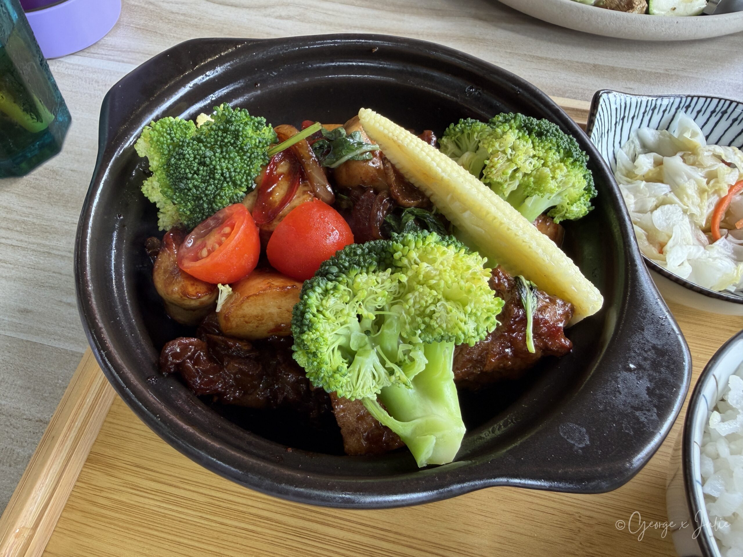 【新北三芝美食】海邊灶咖|北海岸看海咖啡廳推薦,淡江大橋、芝蘭公園親子早午餐 27 海邊灶咖 三芝海景咖啡廳 海口人的三杯雞套餐 雞肉花椰菜玉米筍