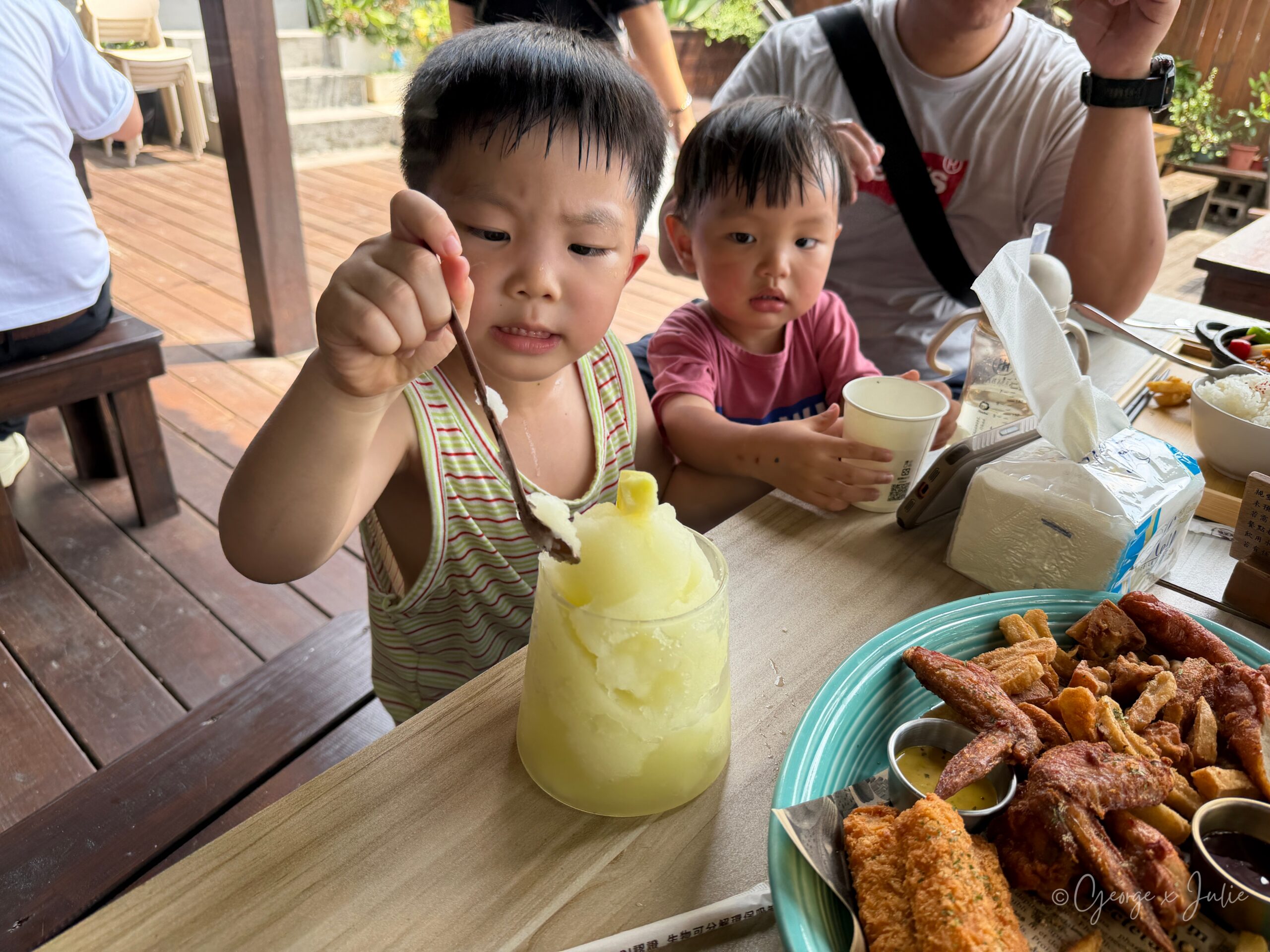 【新北三芝美食】海邊灶咖|北海岸看海咖啡廳推薦,淡江大橋、芝蘭公園親子早午餐 41 海邊灶咖 親子友善 兩個小朋友舀冰沙 桌上炸物拼盤