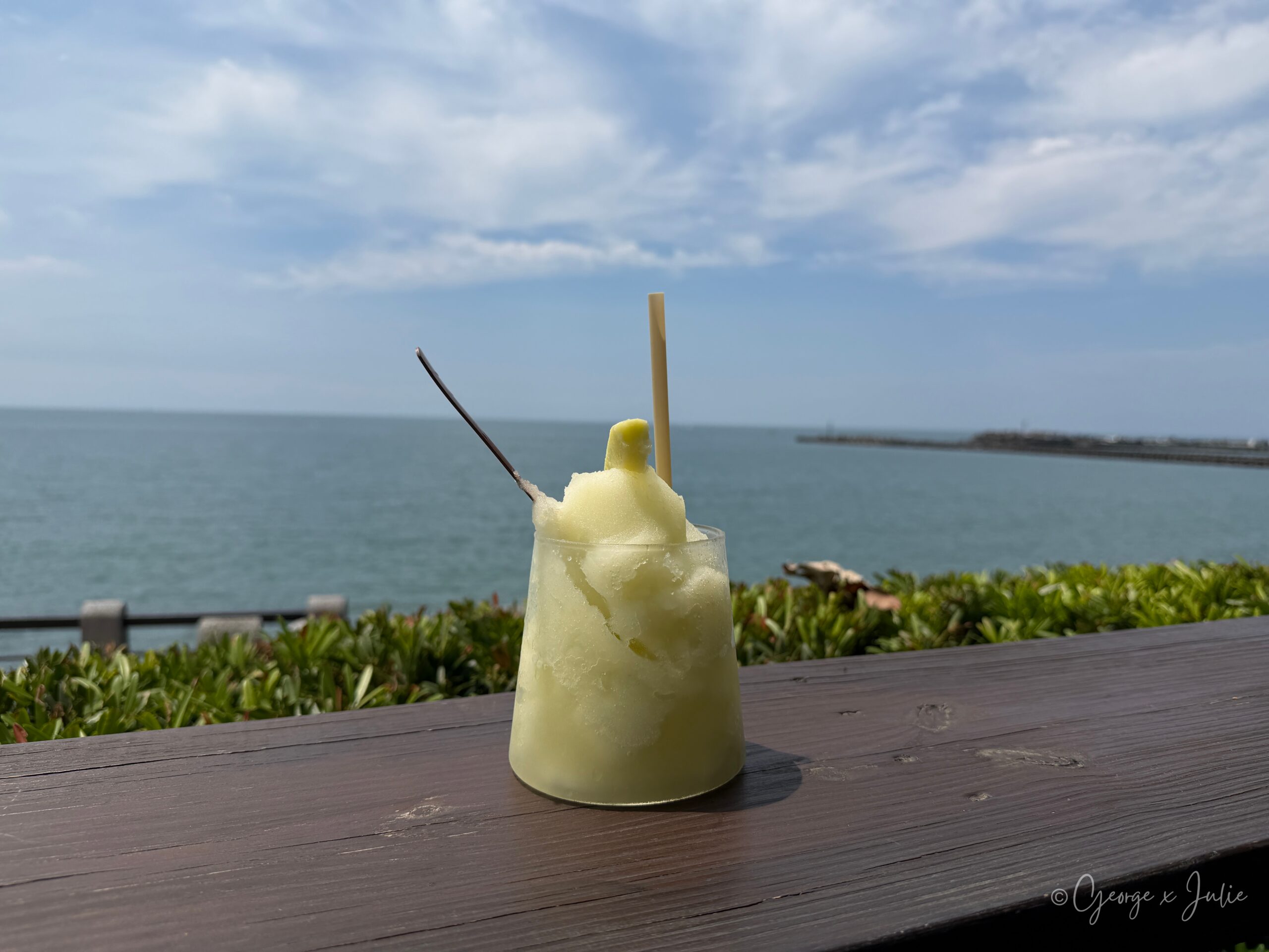 【新北三芝美食】海邊灶咖|北海岸看海咖啡廳推薦,淡江大橋、芝蘭公園親子早午餐 34 海邊灶咖 三芝海景咖啡廳 青芒果冰沙 海邊欄杆上的藍天大海