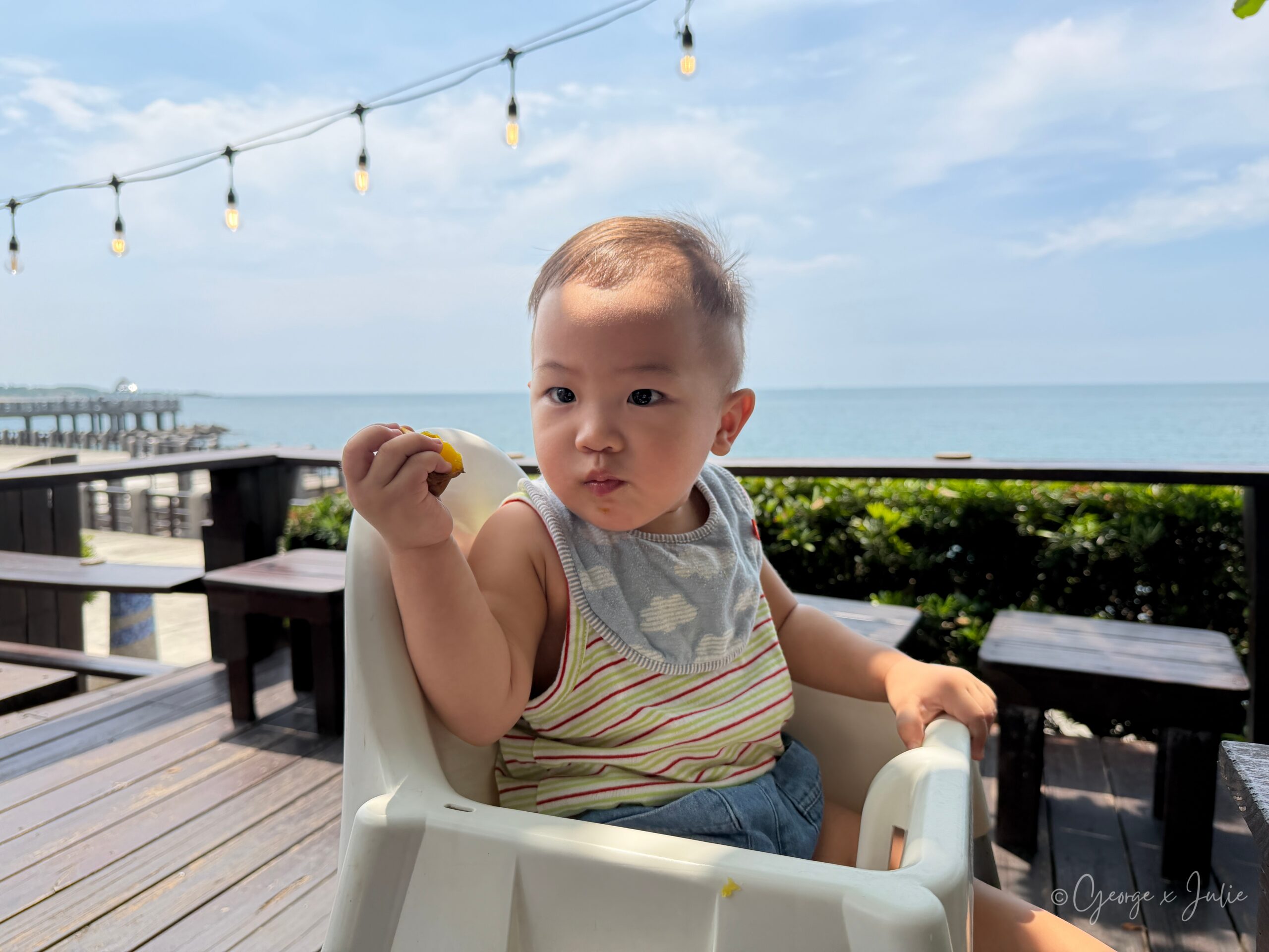 【新北三芝美食】海邊灶咖|北海岸看海咖啡廳推薦,淡江大橋、芝蘭公園親子早午餐 39 海邊灶咖 親子友善 兒童椅上的Morris與芝蘭公園海上平台
