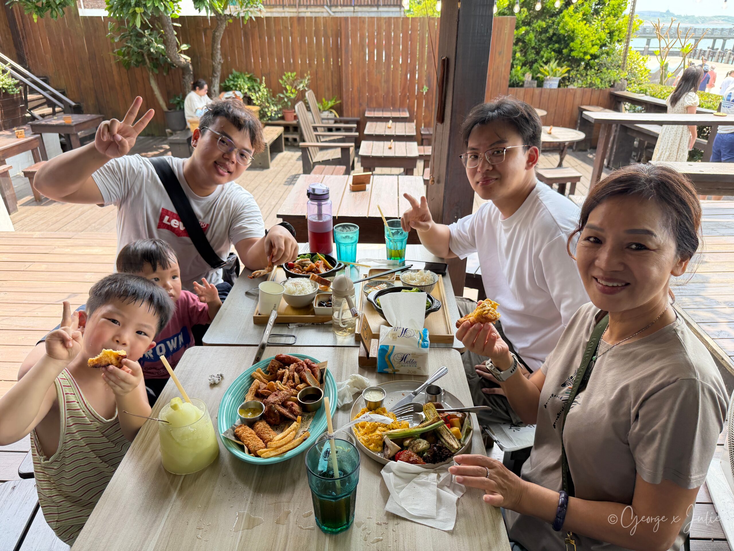 【新北三芝美食】海邊灶咖|北海岸看海咖啡廳推薦,淡江大橋、芝蘭公園親子早午餐 37 海邊灶咖 親子友善 一桌五人大人小孩合照 桌上擺滿餐點