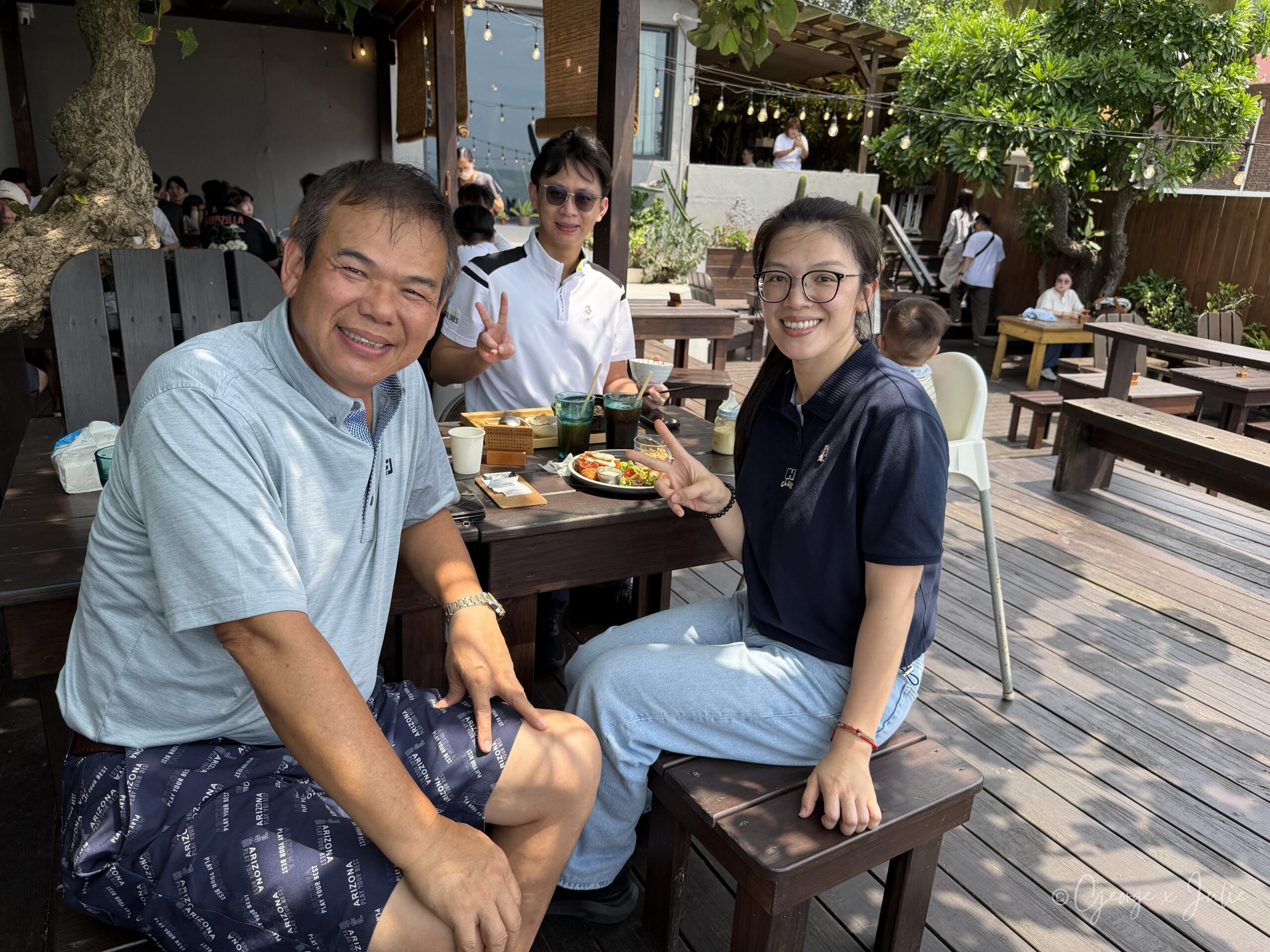 【新北三芝美食】海邊灶咖|北海岸看海咖啡廳推薦,淡江大橋、芝蘭公園親子早午餐 38 海邊灶咖 長輩與George、Julie合照 燈串與樹木