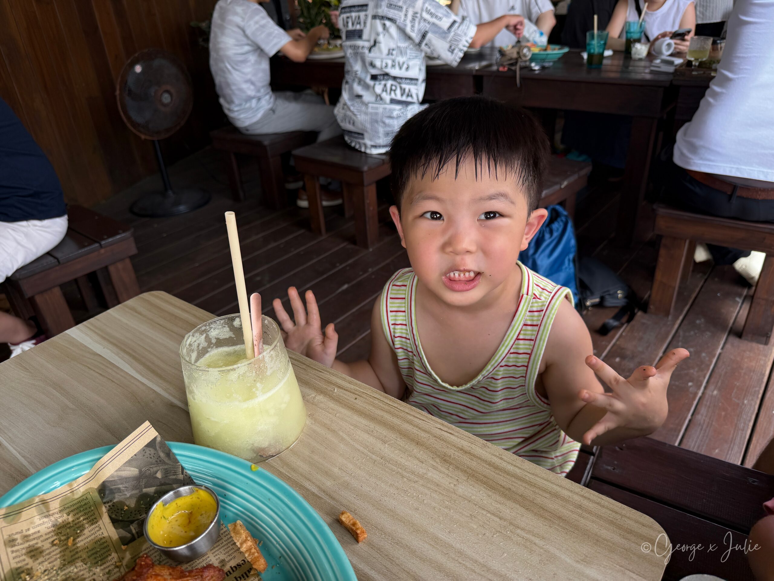 【新北三芝美食】海邊灶咖|北海岸看海咖啡廳推薦,淡江大橋、芝蘭公園親子早午餐 40 海邊灶咖 親子友善 小朋友開心比手勢 桌上冰沙與炸物拼盤