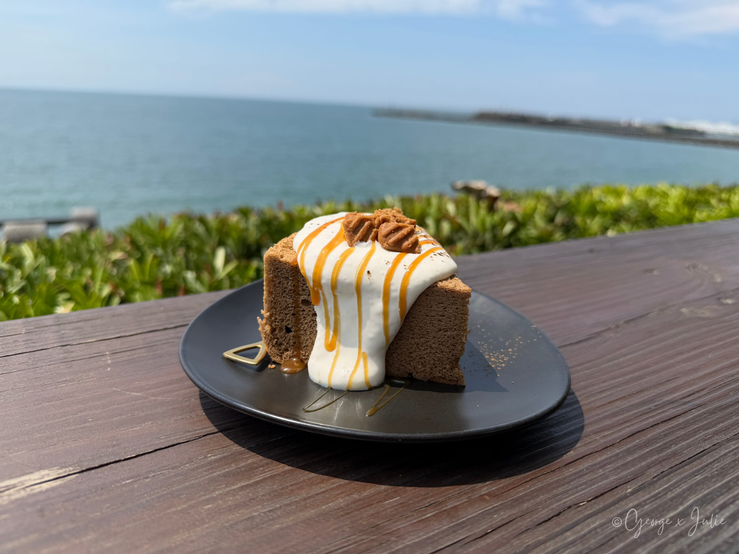 【新北三芝美食】海邊灶咖|北海岸看海咖啡廳推薦,淡江大橋、芝蘭公園親子早午餐 36 海邊灶咖 三芝海景咖啡廳 戚風蛋糕 奶油焦糖醬與戶外海景
