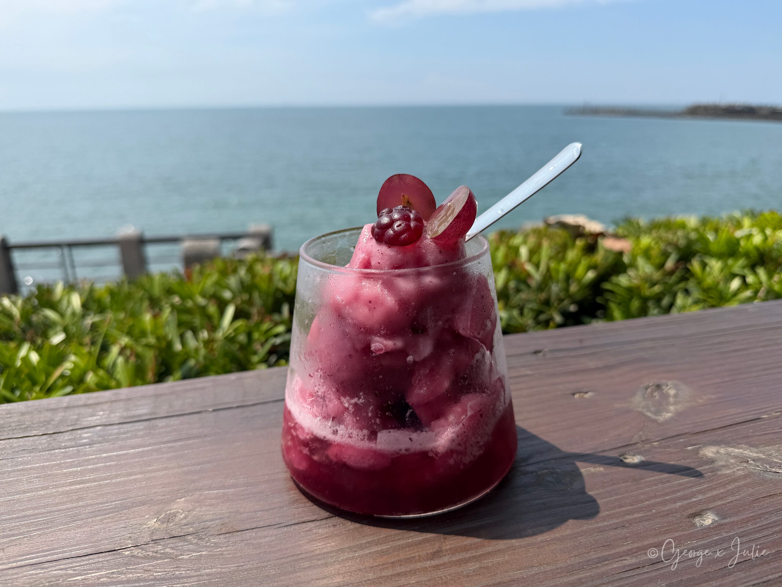 【新北三芝美食】海邊灶咖|北海岸看海咖啡廳推薦,淡江大橋、芝蘭公園親子早午餐 35 海邊灶咖 三芝海景咖啡廳 葡萄冰沙 海邊欄杆上的藍天大海