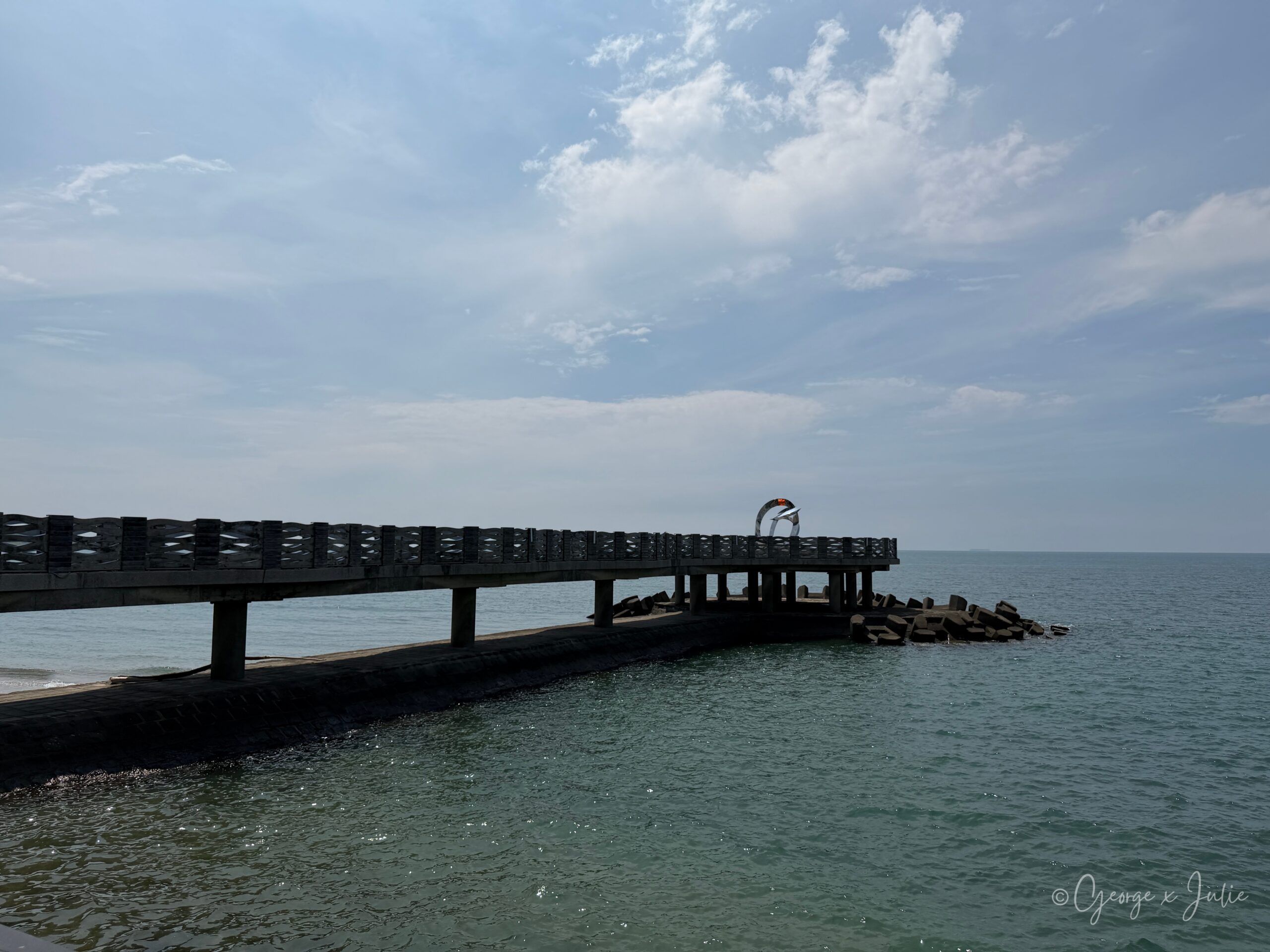 【新北三芝景點】芝蘭公園海上觀景平台|北海岸婚戒打卡海上步道 7 三芝海上平台觀景步道側面,一條延伸進海的步道,尾端有不鏽鋼婚戒裝置藝術