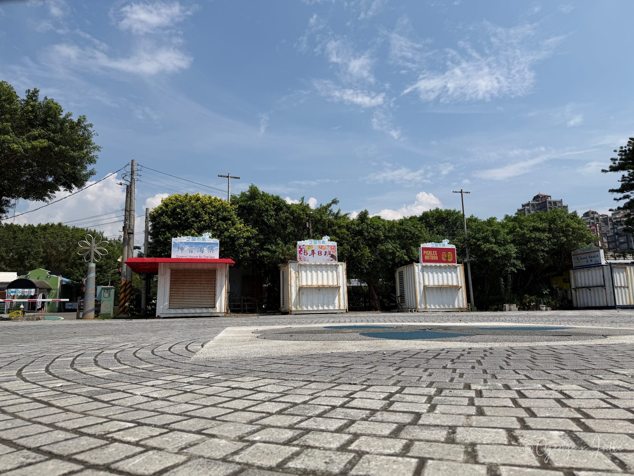 【新北三芝景點】芝蘭公園海上觀景平台|北海岸婚戒打卡海上步道 11 芝蘭公園廣場,一整排攤販小屋大多拉下鐵門
