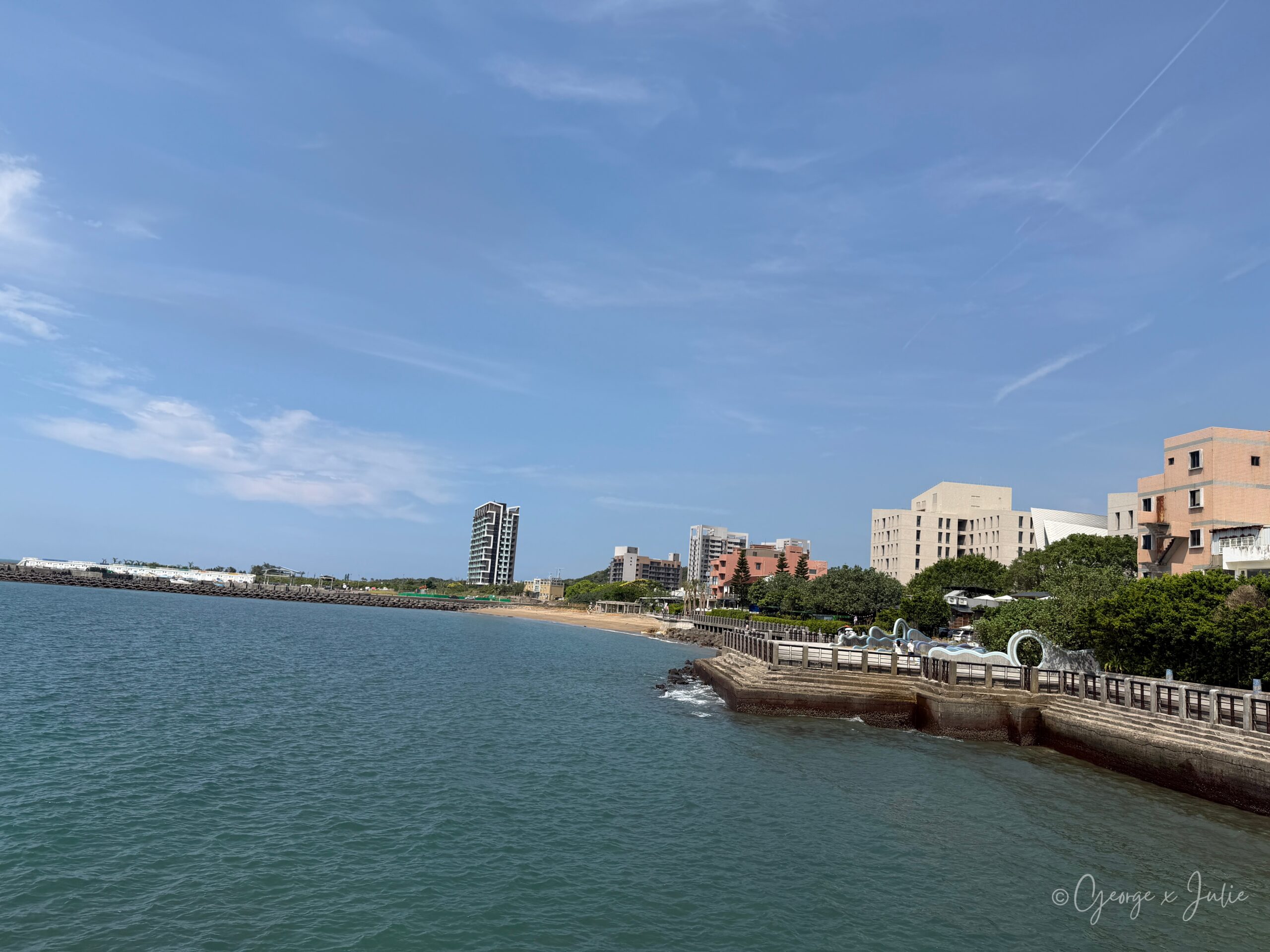 【新北三芝景點】芝蘭公園海上觀景平台|北海岸婚戒打卡海上步道 15 三芝海岸線全景,遠方可見沙灘與建築群