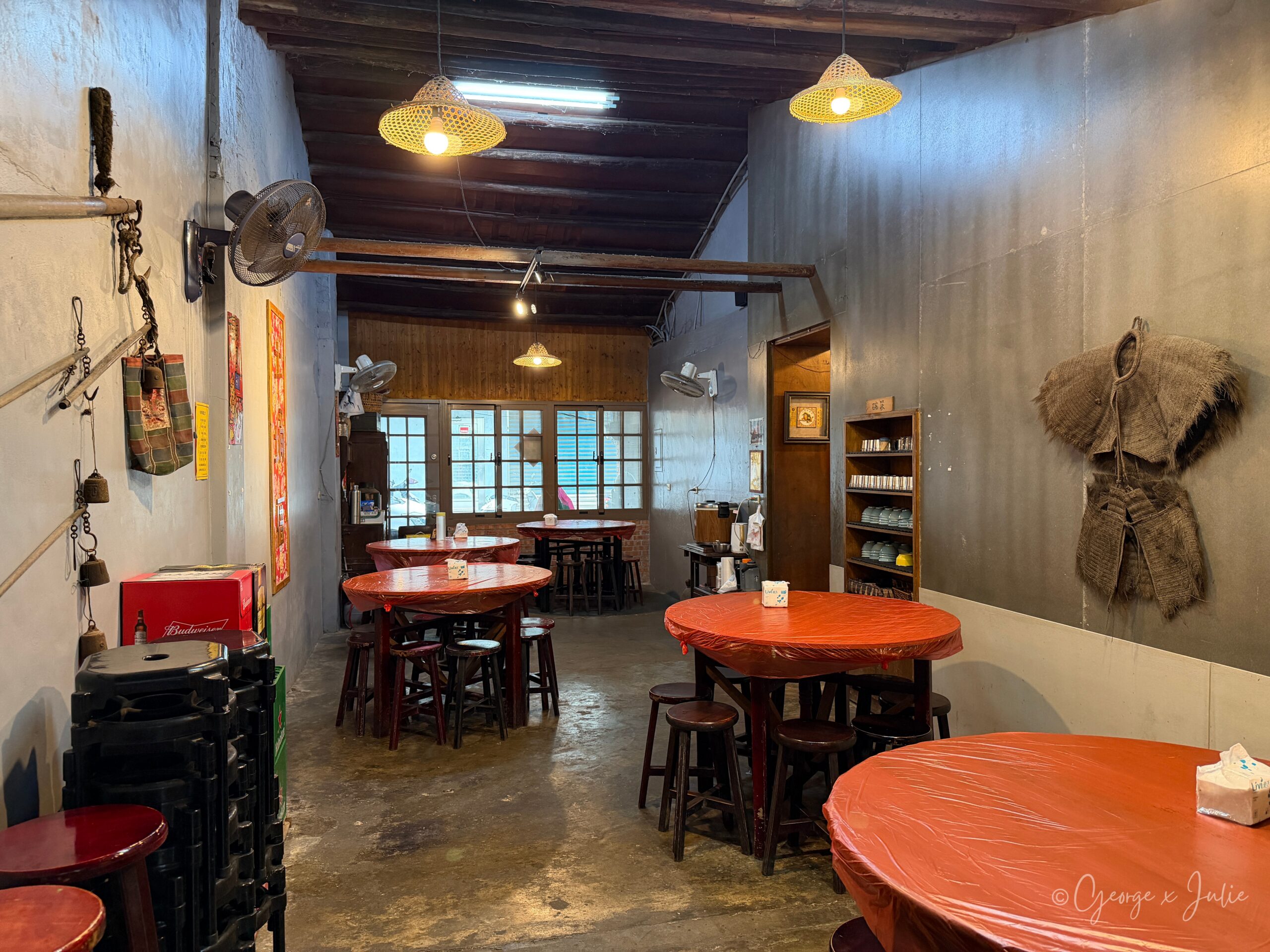 土埆厝復古小館 斗笠造型燈罩與牆上蓑衣