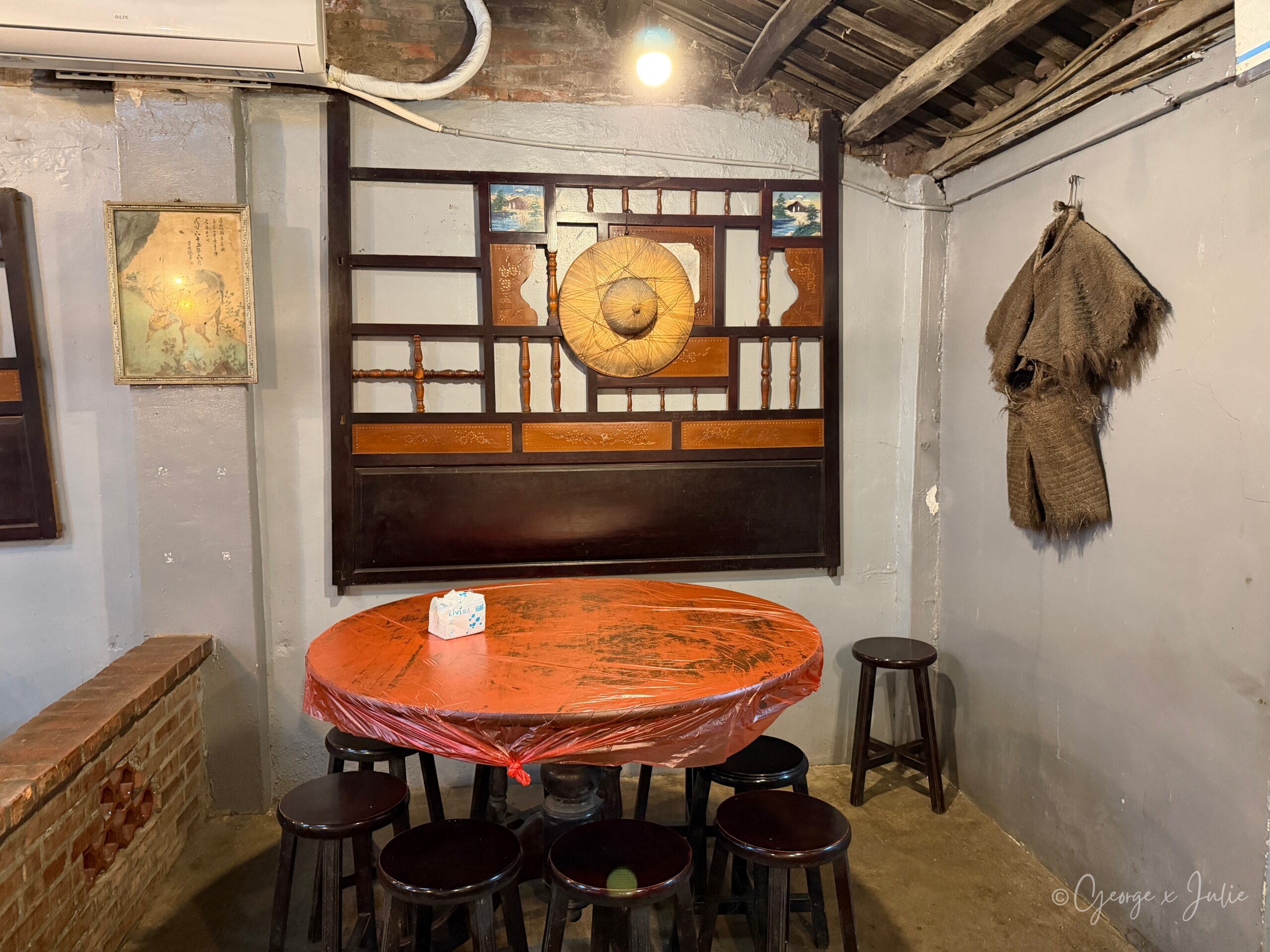 土埆厝復古小館 角落圓桌與木雕窗花隔板