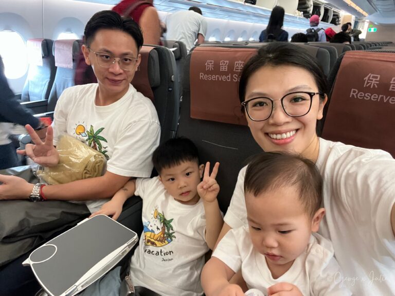 全家在登機後的座位合照，兩個孩子都穿上這趟旅行準備的白色 vacation T-shirt