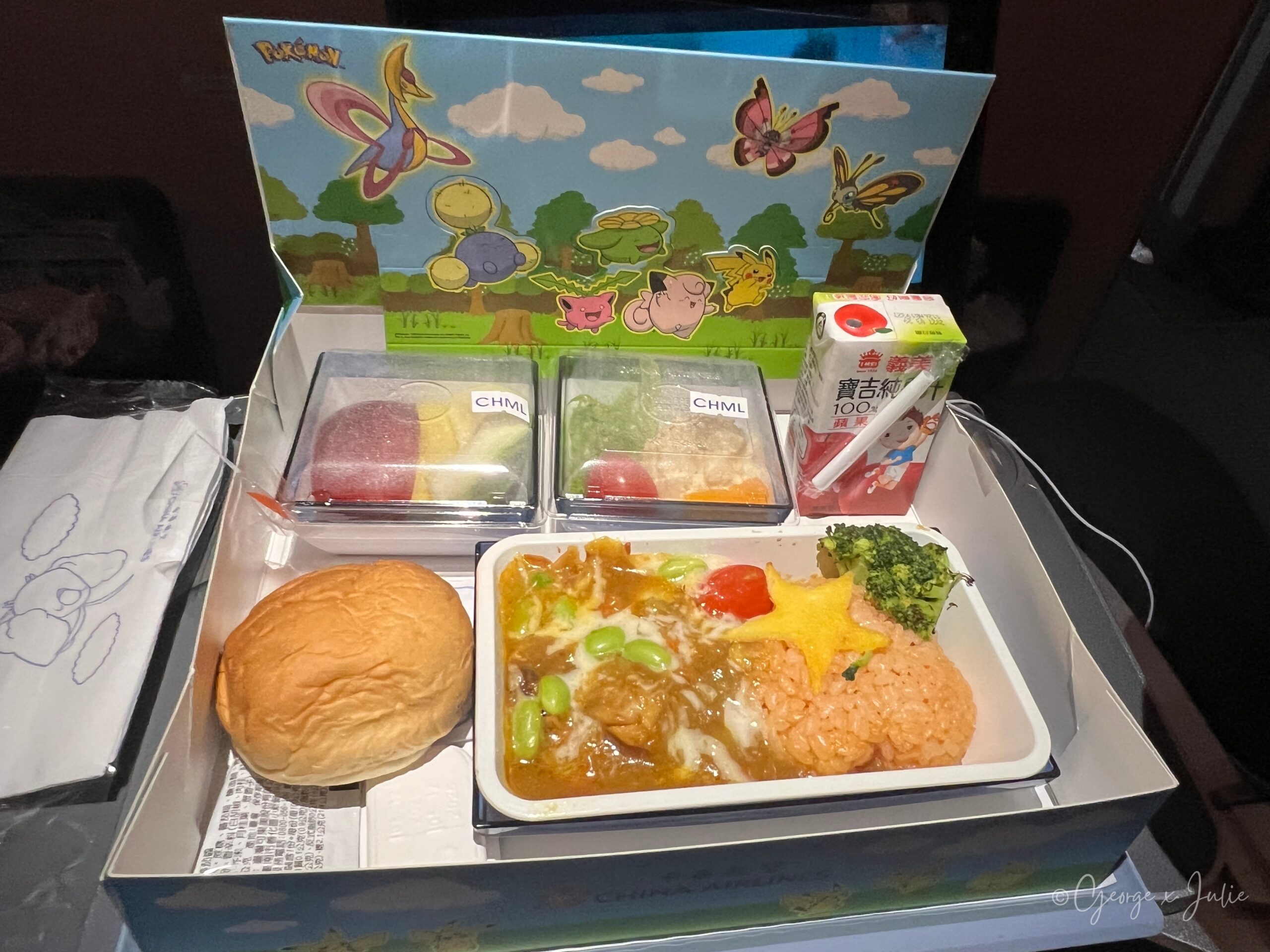 孩子餐包含水果、麵包與熱食，餐盒上有寶可夢圖案