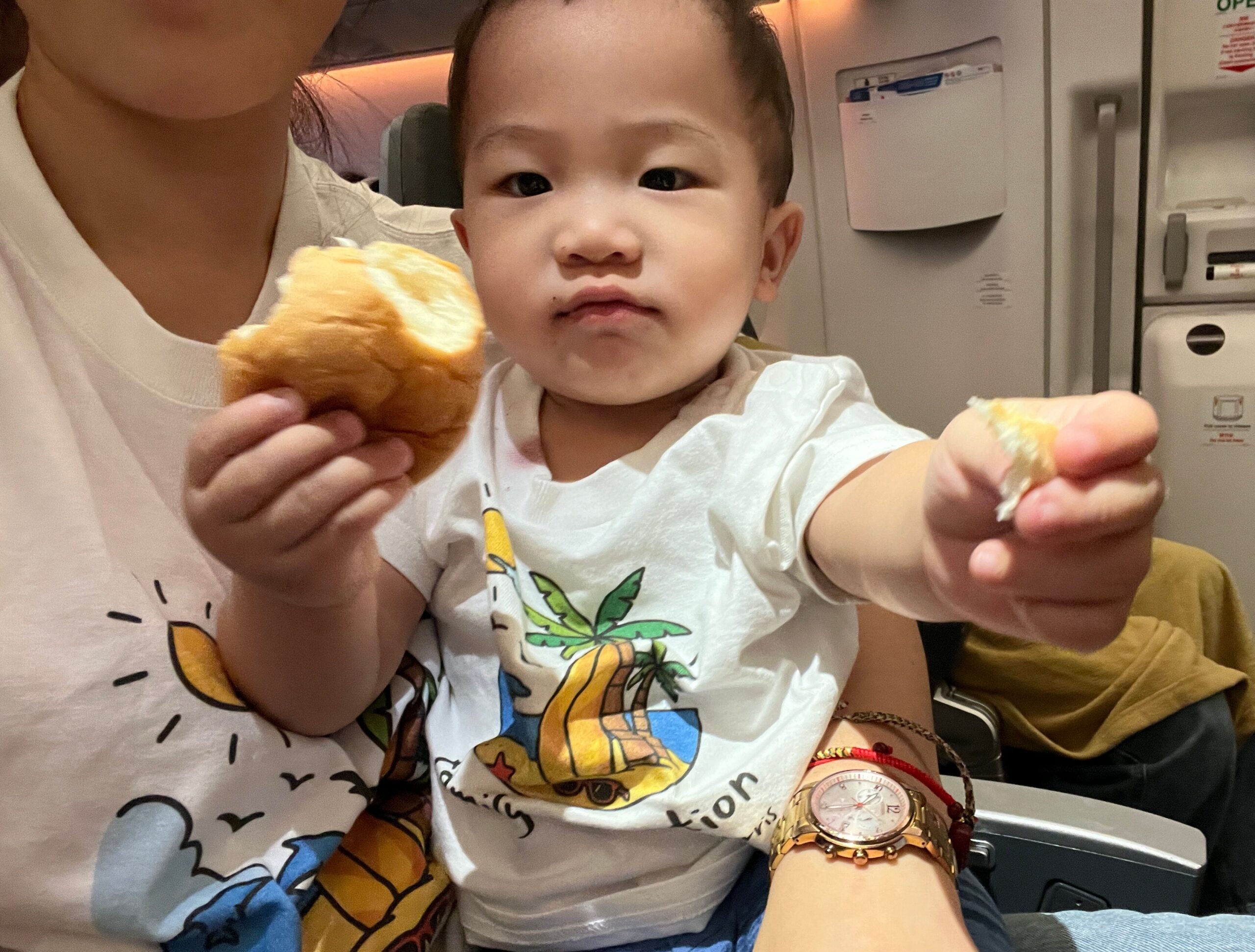Morris 在機上吃麵包，還把小塊麵包伸過來分享