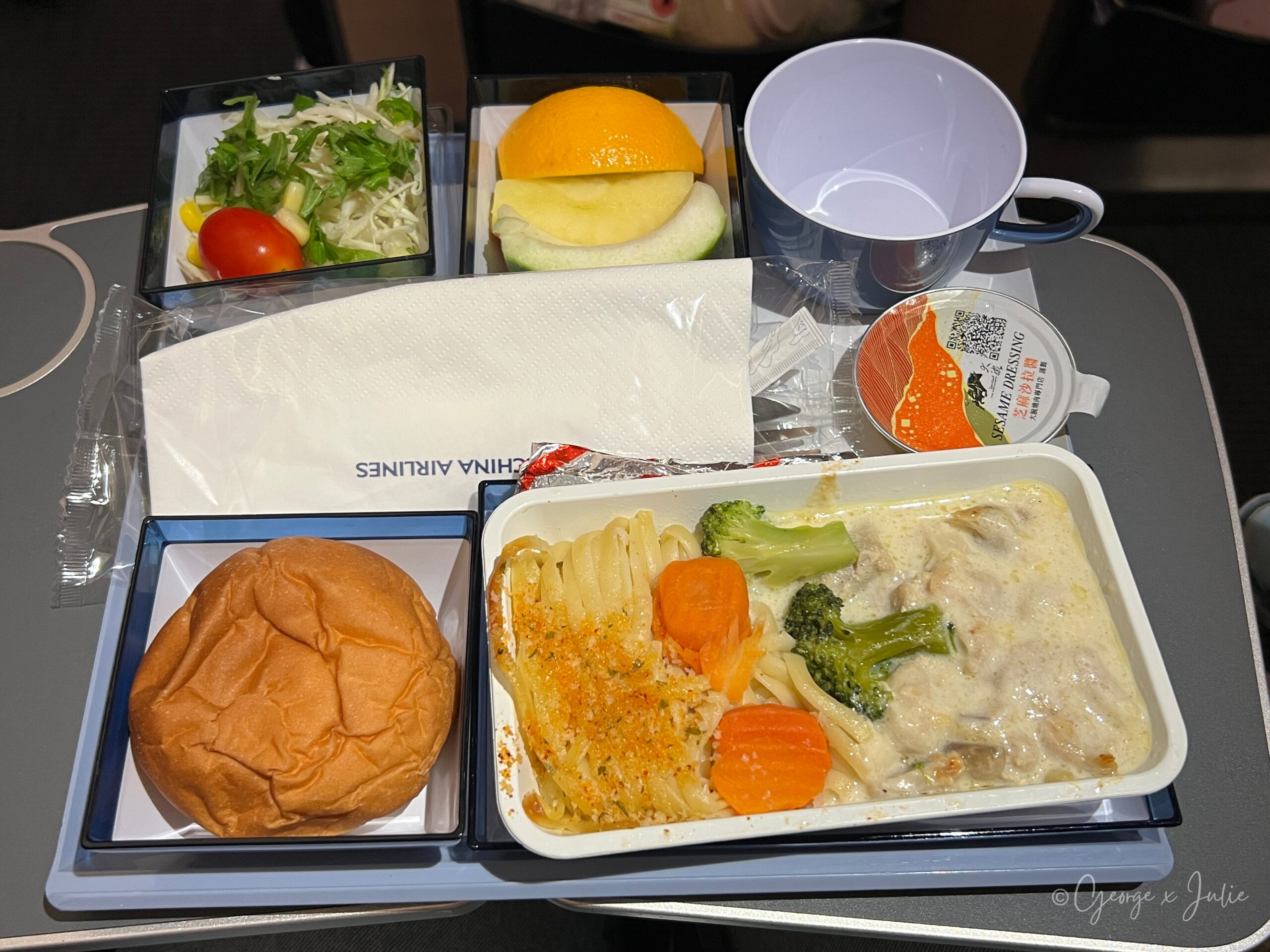 大人飛機餐，有主餐、生菜、水果、麵包和甜點