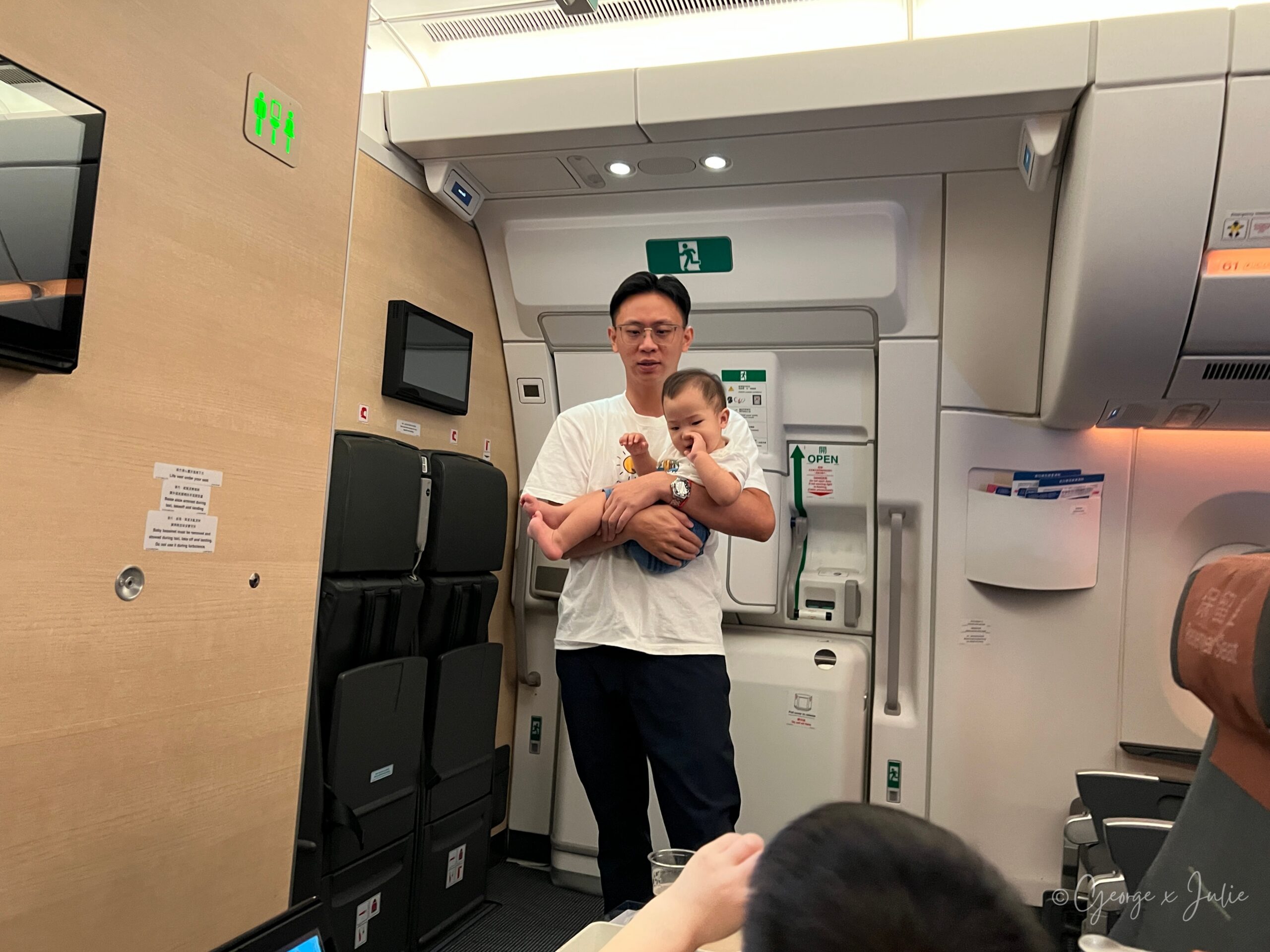 飛行途中，George 抱著 Morris 在艙門附近走動、換個視角